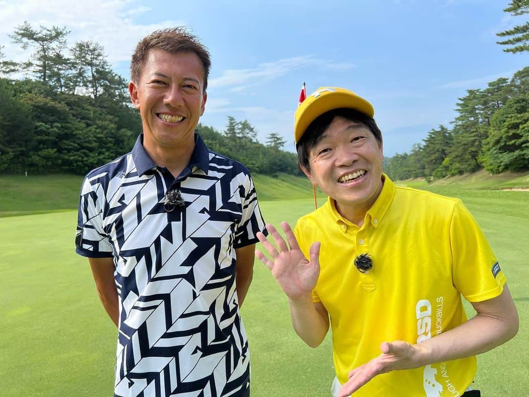 ホトゴルフ（蛍原徹）さんのインスタグラム写真 - (ホトゴルフ（蛍原徹）Instagram)「ホトゴルフ。蛍原徹はどうしても逢いたい人を訪ね、その方の拠点である香川県へ！ ツアープロコーチの南秀樹プロです。  今年の最初頃からスケジュールの打診、やり取りを重ね実現しました。南プロの拠点の一つ、志度カントリークラブさんにお邪魔しました。その模様は近日ホトゴルフにて。徹はその日南プロから教えて頂いたことを思い返してずっとメモをとっていました。  @3.7.3golfacademy   #ホトゴルフ #南秀樹プロ  #志度カントリークラブ  #ルックアップ」6月28日 18時02分 - hotogolf