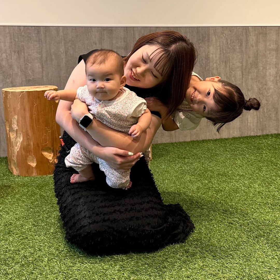 のインスタグラム：「マネージャーさんとの1コマ😊 「まえちゃんだいすき〜❤️」  ひーちゃんも抱っこの順番待ちしてます☺️  #村方乃々佳 #ののちゃん #ののかちゃん #ののちゃんねる #nonokamurakata #노노카 #NONOCHAN #ひーちゃん」