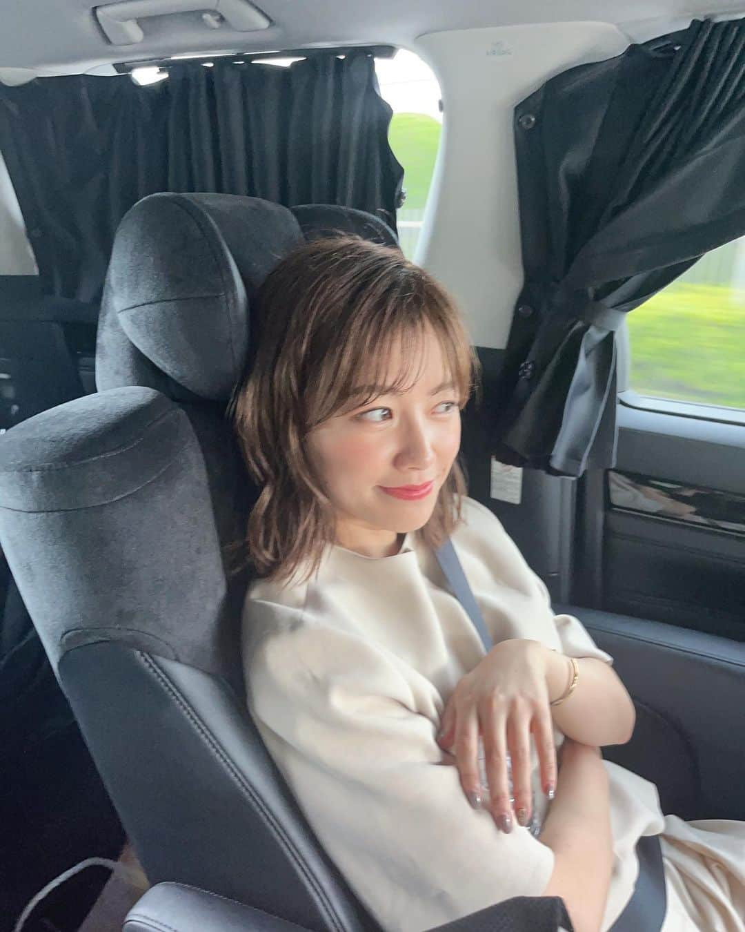 中川絵美里さんのインスタグラム写真 - (中川絵美里Instagram)「🚙  テンション高めな移動中と最近定番のヘアスタイルです。」6月28日 17時55分 - emiri_nakagawa