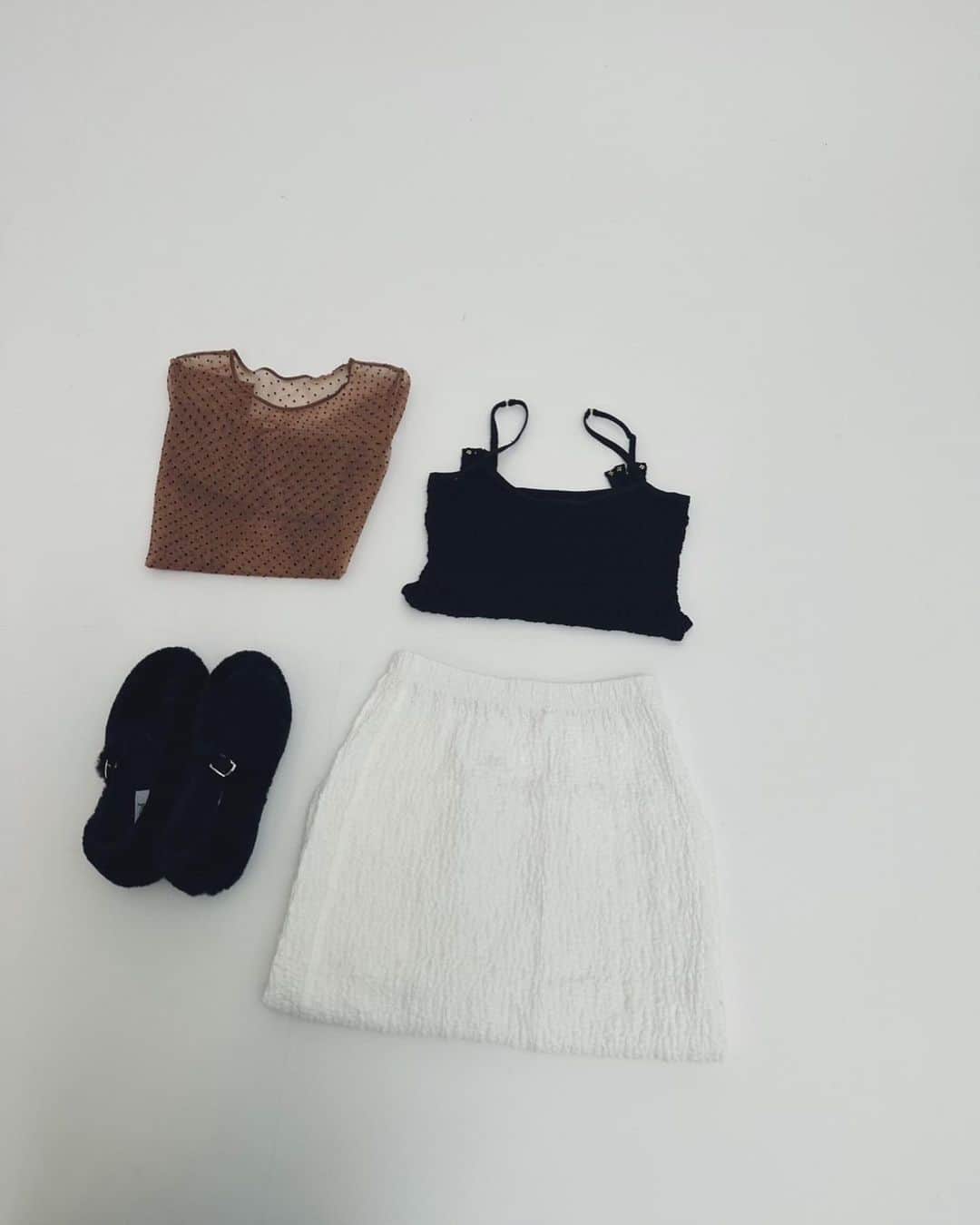 エディットフォールルさんのインスタグラム写真 - (エディットフォールルInstagram)「. 明日、6月29日(木)11:00より 人気商品の通常販売がスタートいたします。  ・dot tulle tops (beige) ¥8,800 ・lace 2way tank cami (black) ¥14,300 ・shrring skirt (white,black) ¥13,200 ・stripe v neck lace cardigan (white,black) ¥13,200  .」6月28日 17時56分 - editforlulu_official
