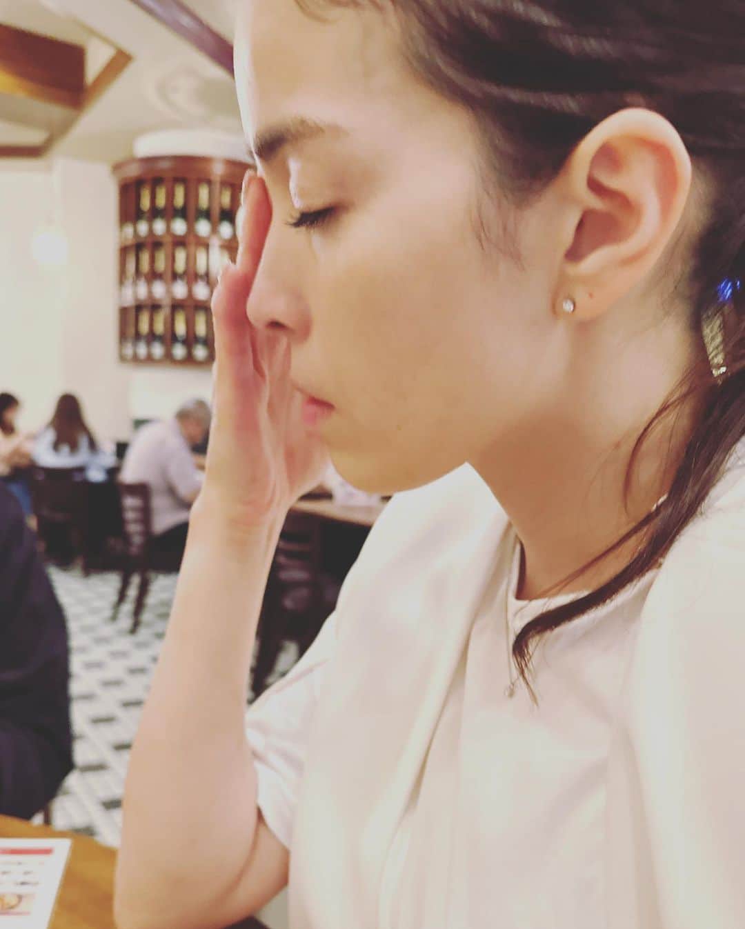 知念里奈のインスタグラム：「頭を抱えている写真がたくさんカメラロールに🤪👦🏼 最近眼精疲労があります。  先日のこと。 珍しく家にいて、お風呂入れてくれたり、寝かしつけの絵本を読んでくれた長男。 1日の最後に、 「弟に甘すぎるんじゃない？」 と指摘を受けました。  ドキッ。  「僕はご飯を残したらおやつを食べさせてもらえなかったし、おやつの時間は15時と決まっていたし、（おやつの恨みすごい😅）僕はもっと厳しく育てられたよ。」 と、、、  そうだよね。 厳しすぎたかもねと自覚があります。初めての子育て、若くて未熟で理想ばかりで理不尽な事もたくさんあったかもと謝りました。  悩んだり間違えたりしながら一緒に成長させてもらう中で、確かに今は、ゆったりのんびり向き合えているかも🤔👦🏼 おかげさまです、ありがとう。 甘やかしているわけではないけれど、そう見えてもおかしくないね。 母さんまだまだ修行中ですと話しました。  最後には、 「僕の嫉妬もあるかもね、、」 と笑ったいくつになってもかわいい人。  とにかく、おやつはいつでもたくさん用意しておかなくてはと肝に命じたのでした🤭  #17歳 #5歳 #歳の差兄弟  #子育て #自分育て #まだ育て自分 #まだまだ育て自分 #私も昔 #母に同じような事言った記憶あり 🤪🤣🤣」