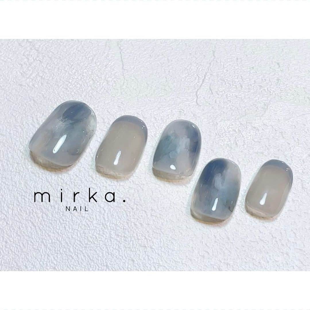 mirka. NAIL(ミルカネイル)のインスタグラム：「⁡ ⁡ ⁡ new !! ⁡ ⁡ 涼しげ〜𓆝 ⁡ ⁡ ⁡ #mirkanailsample ⁡ ………………………………………………………… ⁡ ご予約、お問い合わせは LINE ID⇒ @mirka.nail (@含む)まで。 ⁡ ご新規様はハイライトの「ご案内」と「ご予約方法」を必ずお読みいただいてからご予約くださいますようお願いいたします。 空き状況や詳細はLINEの投稿からご確認ください。 ⁡ ⁡ ⁡ ⁡ #mirkanail#nails#nail#nailart#naildesign #ショートネイル#ネイルアート#ネイルデザイン#ネイル#大人ネイル#シンプルネイル#オフィスネイル#ニュアンスネイル#ナチュラルネイル#カジュアルネイル#ショートネイルデザイン#美甲#夏ネイル#夏ネイル2023 #プライベートサロン#プライベートネイルサロン#東京ネイルサロン#東京ネイル#江東区ネイルサロン#森下#清澄白河 ⁡」