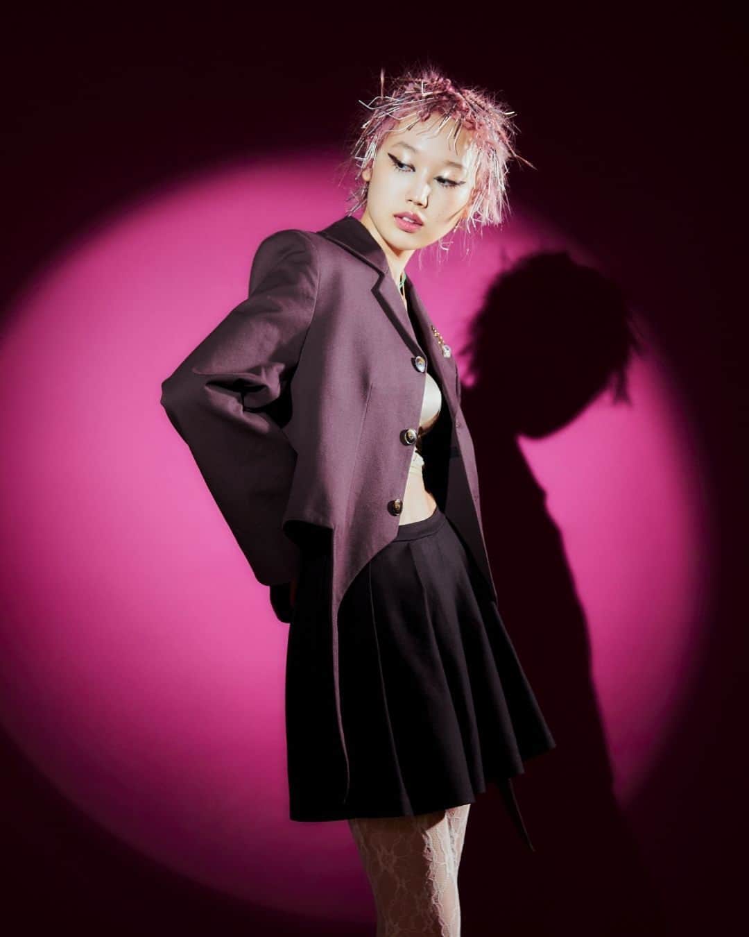 Wella Professionals Japanさんのインスタグラム写真 - (Wella Professionals JapanInstagram)「WELLA TRENDVISION award 2022の受賞者によるNYLON JAPANとのコラボレーション✨ 現在発売中のNYLON JAPAN（@nylonjapan）に掲載中です💛 受賞者たちが創るスタイルを、ぜひ皆様チェックしてくださいね😊  ★☆★☆★☆★☆★☆★☆★☆★☆★☆★☆ 世界最大級のヘアデザインコンテスト 『ウエラトレンドビジョンアワード 2022』で輝かしい成績をおさめたヘアスタイリストたちが2号にわたって『NYLON JAPAN』とコラボし、スペシャルヘアデザインを披露！　  CREATIVE VISION AWARDで BRONZE AWARDを受賞したRedio 政門 将太さんと #西村怜奈 さんのコラボレーション作品✨  Uピンで魅せるエッジーなパンクスタイルで登場❤️‍🔥  NYLON.JPでも公開中！ https://www.nylon.jp/wella_tva/2306  SHOTA MASAKADO（@MASAKADO_731） from REDIO（@REDIO0630） model @reina_ttou  #TRENDVISION #トレンドビジョン #TVA2022 #TVA2023 #Redio #政門将太 #ウエラプロフェッショナル #ウエラ #wellaprofessional #wella #美容師 #コンテスト #イルミナカラー #コレストンパーフェクト #カラーモーション #systemprofessional #nylonjapan #nylonjp #caelumjp」6月28日 18時00分 - wellapro_japan