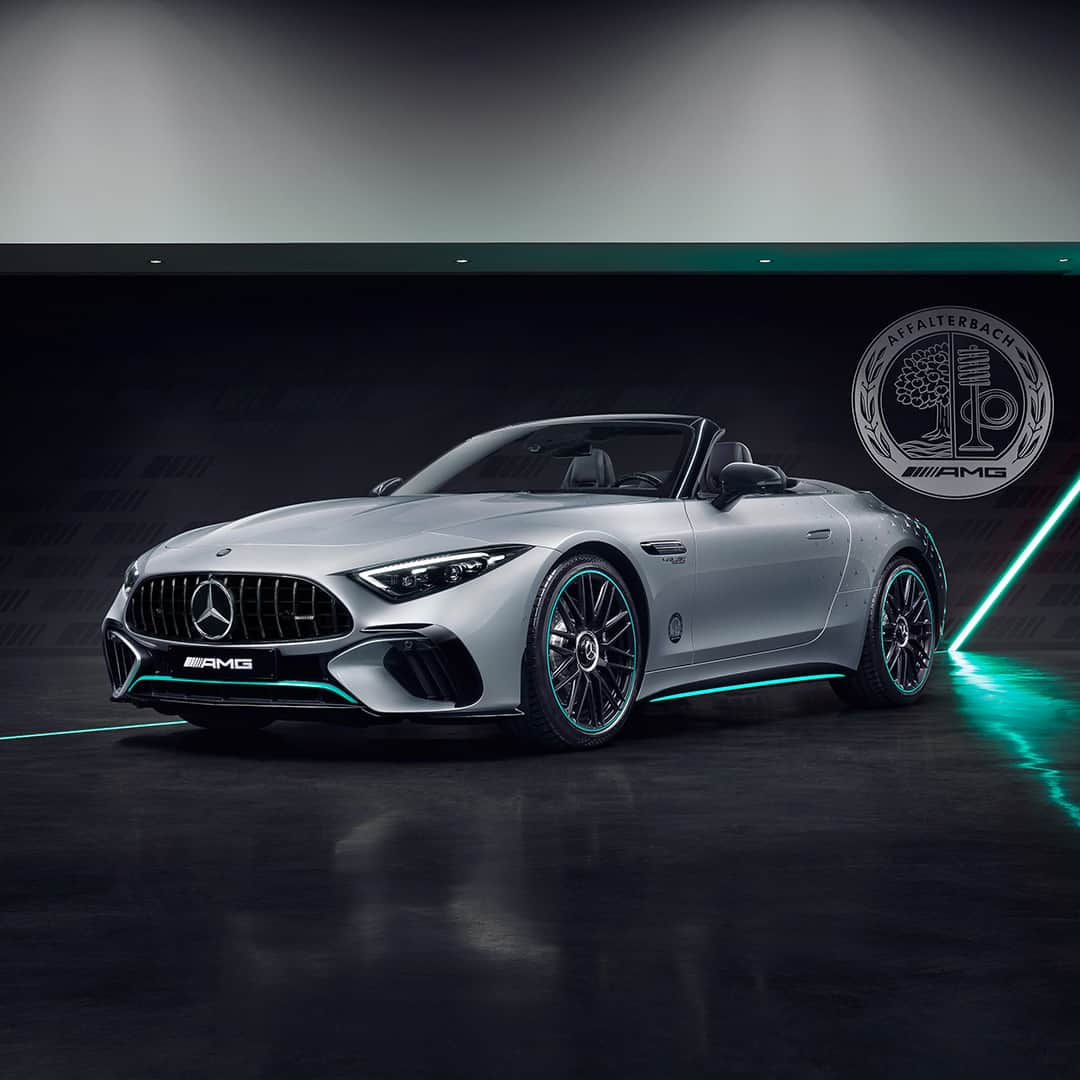 メルセデスベンツさんのインスタグラム写真 - (メルセデスベンツInstagram)「【日本限定17台】Mercedes-AMG SLよりF1モデルをモチーフとした限定車が登場！  グラデーションやスターパターンのペイントを施したエクステリア、特別装備を採用した上質なインテリアがAMGの世界観を表現。 さらにメルセデスAMGペトロナスのチームカラーがアクセントとなり特別感を演出します。  詳しくはストーリーズをチェック。  #MercedesAMG #SL #メルセデスAMG #AMG」6月28日 18時00分 - mercedesbenzjapan