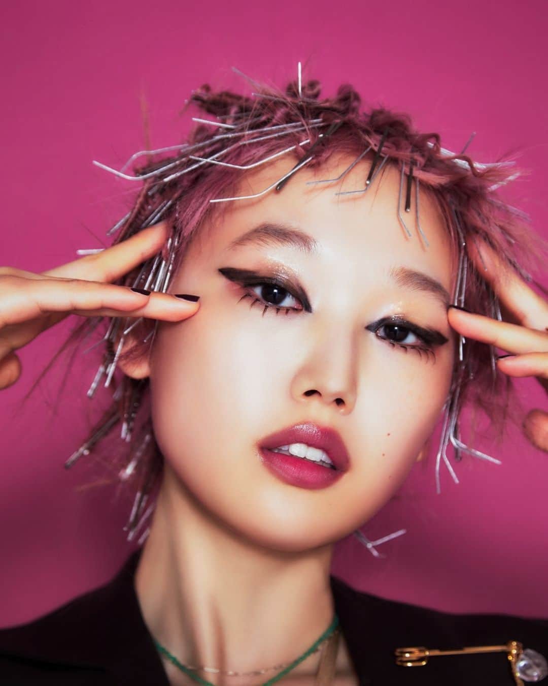 Wella Professionals Japanさんのインスタグラム写真 - (Wella Professionals JapanInstagram)「WELLA TRENDVISION award 2022の受賞者によるNYLON JAPANとのコラボレーション✨ 現在発売中のNYLON JAPAN（@nylonjapan）に掲載中です💛 受賞者たちが創るスタイルを、ぜひ皆様チェックしてくださいね😊  ★☆★☆★☆★☆★☆★☆★☆★☆★☆★☆ 世界最大級のヘアデザインコンテスト 『ウエラトレンドビジョンアワード 2022』で輝かしい成績をおさめたヘアスタイリストたちが2号にわたって『NYLON JAPAN』とコラボし、スペシャルヘアデザインを披露！　  CREATIVE VISION AWARDで BRONZE AWARDを受賞したRedio 政門 将太さんと #西村怜奈 さんのコラボレーション作品✨  Uピンで魅せるエッジーなパンクスタイルで登場❤️‍🔥  NYLON.JPでも公開中！ https://www.nylon.jp/wella_tva/2306  SHOTA MASAKADO（@MASAKADO_731） from REDIO（@REDIO0630） model @reina_ttou  #TRENDVISION #トレンドビジョン #TVA2022 #TVA2023 #Redio #政門将太 #ウエラプロフェッショナル #ウエラ #wellaprofessional #wella #美容師 #コンテスト #イルミナカラー #コレストンパーフェクト #カラーモーション #systemprofessional #nylonjapan #nylonjp #caelumjp」6月28日 18時00分 - wellapro_japan
