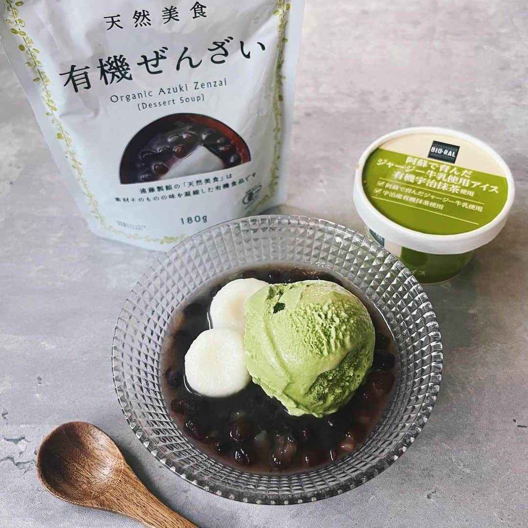 BIO-RAL靭店さんのインスタグラム写真 - (BIO-RAL靭店Instagram)「暑い日に食べたい🤤❄️ ぜんざいに白玉とアイスを添えて おいしい和菓子デザートを楽しみませんか？🎶  遠藤製餡の『天然美食有機ぜんざい』は 有機JAS認定の小豆と砂糖を使用したぜんざいで 甘すぎず、すっきりとした上品な味わいが特長です🫘  ぜひ、ビオラルの 阿蘇で育んだジャージー牛乳使用アイスと 一緒にお召し上がりください🍨✨  ビオラルの『阿蘇で育んだジャージー牛乳使用アイス』は 熊本県阿蘇地方の恵まれた自然の中で育った ジャージー牛から、搾乳して6日以内の 新鮮な阿蘇小国ジャージー牛乳を使用しています🐂 全乳牛のわずか0.8％と希少で、 その牛乳は濃厚でコクのある味わいが特長です🥛  お味はプレーン以外に３種類あるのをご存知ですか？ 今回は、有機宇治抹茶を添えてみました☺️  🍵有機宇治抹茶 国内有数の産地である、京都宇治の有機抹茶を使用。 奥深い香り・濃厚な風味と、 ジャージー牛乳の風味がマッチしたおいしさです。  🍫オーガニックチョコ オーガニックチョコレートを使用。 濃厚だけど甘すぎず、 さっぱりとしたコクをお楽しみいただけます。  🍓あまおう苺 福岡県産のあまおう苺を使用。 濃厚でコクのあるジャージー牛乳に さわやかな苺の風味が広がります。  ぜひお試しください💖  ◉おすすめ品 遠藤製餡 天然美食有機ぜんざい 180g／本体価格240円 ビオラル 阿蘇で育んだジャージー牛乳使用アイス ・有機宇治抹茶・オーガニックチョコ・あまおう苺 各100ml／本体価格278円  ※価格は定番価格となりますので店頭表示価格と 異なる場合がございますがご了承ください🙏💦 ※ビオラル靭店・ビオラルエキマルシェ大阪店にて お取り扱いがあります。  皆さまの気になる商品は何ですか？♪ ビオラルで「買ってみました！」「試してみました！」など @bioral_west のタグをつけて教えてくださいね（クローバー）  #ぜんざい #白玉ぜんざい #プライベートブランド #アイスクリーム #アイスミルク #あいすくりーむ #カップアイス #ジャージー牛乳 #有機宇治抹茶 #オーガニックチョコ #あまおう苺 #bioral #ビオラル #ビオラル靭店 #ビオラルエキマルシェ大阪店 #ライフ #ライフコーポレーション #ナチュラルスーパーマーケット #大阪スーパー #阿波座 #靭公園 #utsubopark #エキマルシェ大阪 #エキマルシェ #梅田 #大阪 #umeda #osaka #osakastation」6月28日 18時00分 - bioral_west