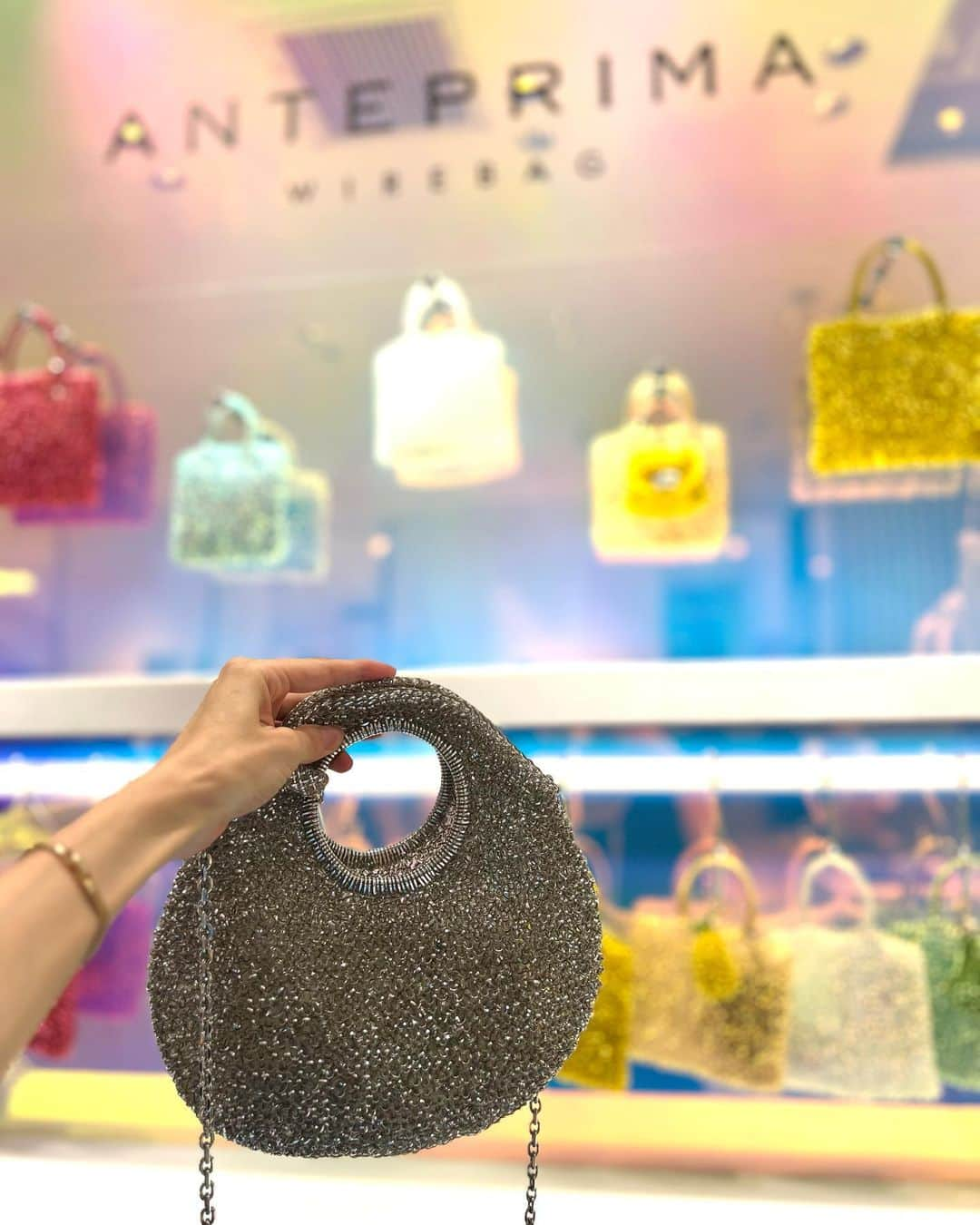 葛岡碧さんのインスタグラム写真 - (葛岡碧Instagram)「ANTEPRIMA WIREBAG POP UP STORE✨  アンテプリマのポップアップストアを見に、 新宿伊勢丹に行ってきました♪ カラフルでキラキラ素敵なバッグが沢山✨ 私が持っているのは、秋冬コレクションの新作、 パッロンチーノのカーキシルバーです♪ キティちゃんコラボがあったり、カラーもサイズも豊富✨  POP UPは、伊勢丹新宿店　本館1階 、 ハンドバッグ/プロモーションにて 6/28（水）～7/4（火）までやってます♪  @anteprima_japan #anteprima #アンテプリマ #PR」6月28日 18時00分 - midori_kuzuoka