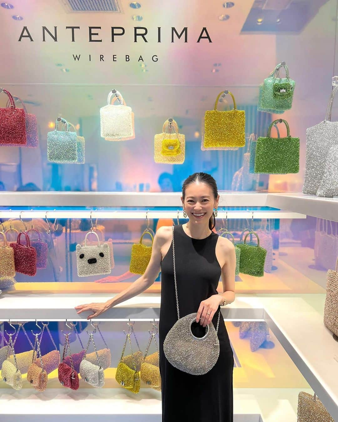 葛岡碧のインスタグラム：「ANTEPRIMA WIREBAG POP UP STORE✨  アンテプリマのポップアップストアを見に、 新宿伊勢丹に行ってきました♪ カラフルでキラキラ素敵なバッグが沢山✨ 私が持っているのは、秋冬コレクションの新作、 パッロンチーノのカーキシルバーです♪ キティちゃんコラボがあったり、カラーもサイズも豊富✨  POP UPは、伊勢丹新宿店　本館1階 、 ハンドバッグ/プロモーションにて 6/28（水）～7/4（火）までやってます♪  @anteprima_japan #anteprima #アンテプリマ #PR」