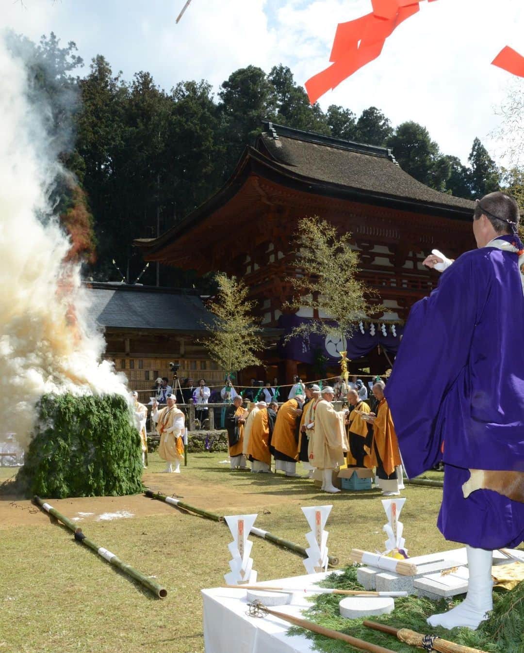 Visit Wakayamaのインスタグラム：「. June is a month of rituals and sacred events at Niutsuhime Jinja, with purification rites and prayers for peace. 📸 @niutsuhimejinja.official 📍 Niutsuhime Jinja, Wakayama . . . . . #discoverjapan #unknownjapan #instajapan #landscape #japan #japantrip #japantravel #beautifuldestinations #wakayama #wakayamagram #explore #adventure #visitwakayama #travelsoon #visitjapan #stayadventurous #igpassport #explorejapan #lonelyplanet #sustainabletourism #springtravel #worldheritage #spiritualjourney #shukubo #sacredsitesjapan #nagomi #niutsuhime #niutsuhimeshrine #kobodaishi #mizunashi」