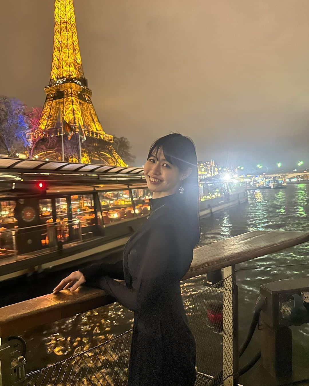 岩間夏美のインスタグラム：「. . パリ　オフショット  人生で一度は行ってみたかった パリ🇫🇷  まさか最初のパリが パリコレのためになるとは 思わなかったけど 本当幸せな時間でした✨  そしてそして 贅沢なディナークルーズで セーヌ川からエッフェル塔や オルセー美術館をみながら 優雅にディナーもいただきました♪  エッフェル塔がキラキラ光る シャンパンフラッシュも見れました！ (1時間に5分程度しかない タイミングで見れたのは ラッキーだそうです☺️)  パリでの撮影データふくめ また載せていきます😊  ✺ ✳︎ ✺ ✳︎ ✺ ✳︎ ✺ ✳︎ ✺ ✳︎ フリーランスモデルとして活動しています💐 (遠方からのご依頼も受付中)  アパレル、ビューティー、ブライダルなど ショー、撮影、映像、MV対応可能です⸝⋆⸝⋆  ご依頼はDMまたはメールへお願いします▸◂  プロフィールや他の投稿はこちら ⇨ @iwama_natsumi  . . . . .  #パリ #エッフェル塔 #🇫🇷 #束の間パリジェンヌ #写真撮ってる人と繋がりたい #海外一人旅 #海外 #東京カメラ部 #ヨーロッパ旅行 #フランス旅行 #パリコレモデル #日本人モデル #ショーモデル #ショーモデル募集 #高身長女子 #パンツドレス #オシャレ着 #ラグナムーン #黒ドレス #高身長女子コーデ #シャンパンフラッシュ」