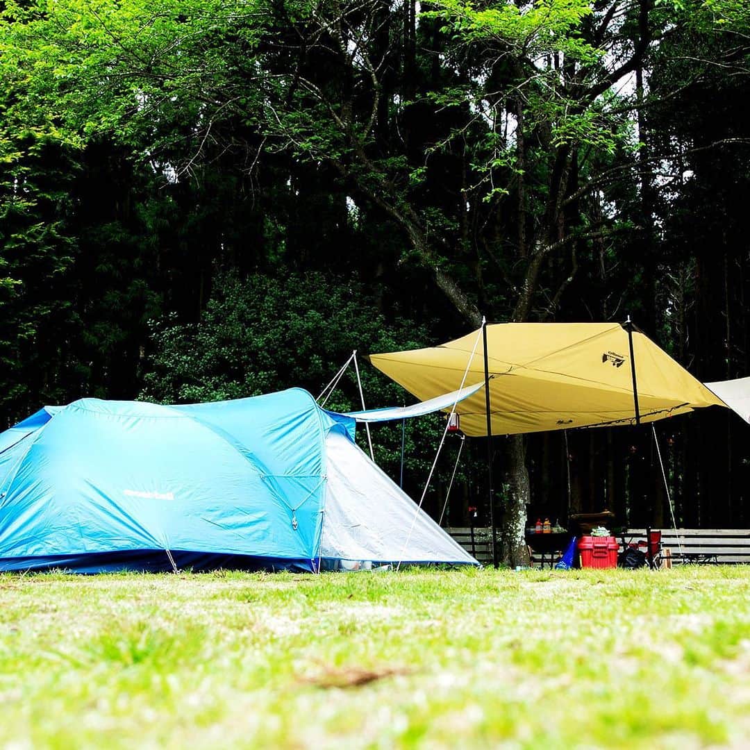 キャンプ情報サイト［ランタン］さんのインスタグラム写真 - (キャンプ情報サイト［ランタン］Instagram)「CAMP SMILE STYLE ／ 大きさとアレンジのしやすさが決め手！ ogawaのタープで過ごすファミリーキャンプ ＼ いろんなキャンパーのキャンプスタイルを現地取材と一般キャンパーからの投稿で数多く掲載してます。 . . 詳しくは @lantern.camp webサイトをご覧ください . . #camp #camping #camplife #outdoor #travel #trip #lantern_smile #キャンプ #キャンプ用品 #アウトドア #テント #自然 #旅行 #キャンプ初心者 #キャンプ好きな人と繋がりたい #アウトドア好きな人と繋がりたい #camper #外遊び #キャンプスタイル #かぶとの森テラス #ファミリーキャンプ #ファミキャン #ogawa #オガワキャンパル #タープ #iwatani #イワタニ #BAREBONES #ベアボーンズ」6月28日 18時01分 - lantern.camp