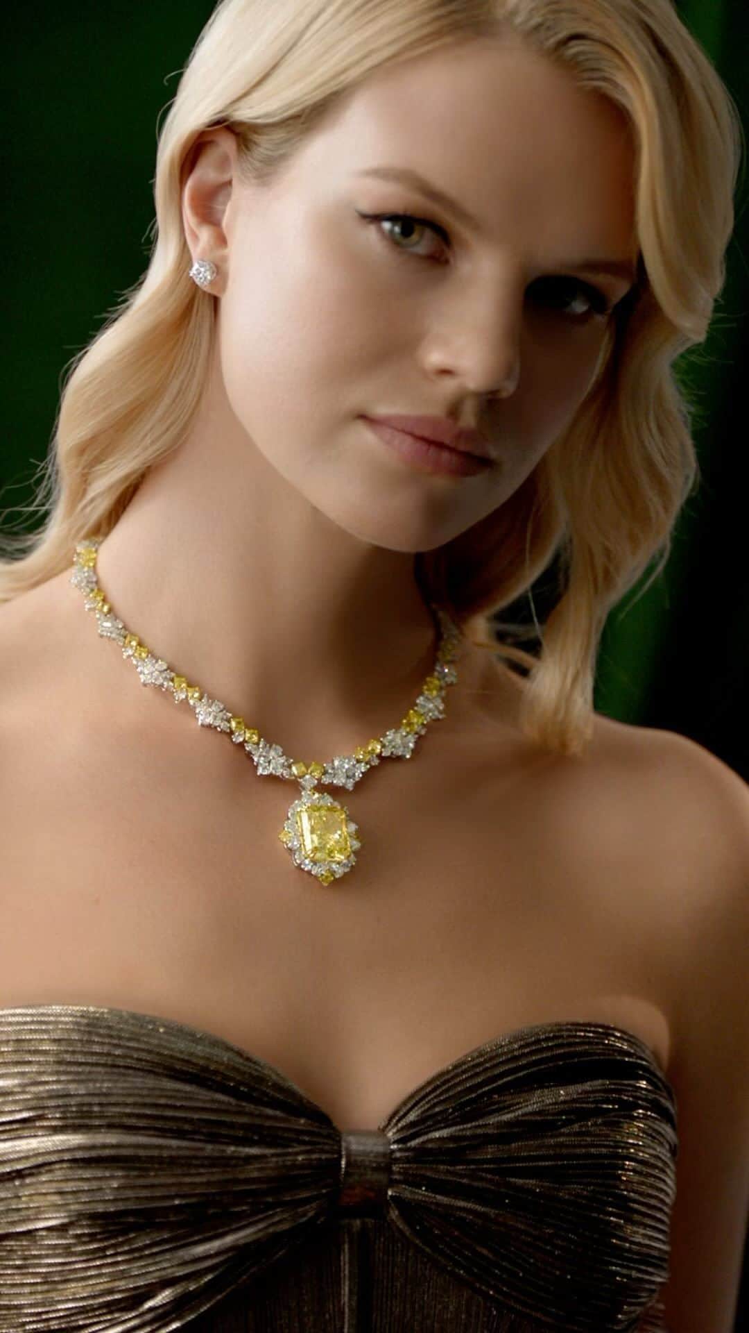 ハリー・ウィンストンのインスタグラム：「The House’s expert artisans masterfully set an incredible 40.11 carat Flawless Fancy Intense yellow diamond into the sparkling Duchess Necklace—a jewel of timeless elegance and captivating luminosity. Discover matchless pieces by tapping the link in bio. #HarryWinston #WinstonHighJewelry」