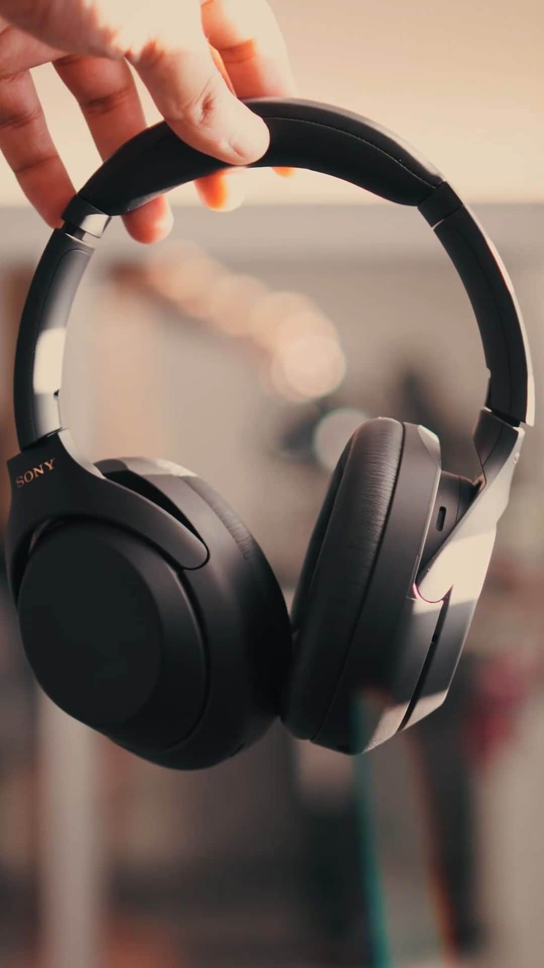 のインスタグラム：「Which one are you picking? Both is an option. Thanks to @dalbinr showing off his WH-1000XM4 Noise Canceling Headphones. Want a chance to be featured? Tag us! #SonyCommunity #SonyHeadphones」