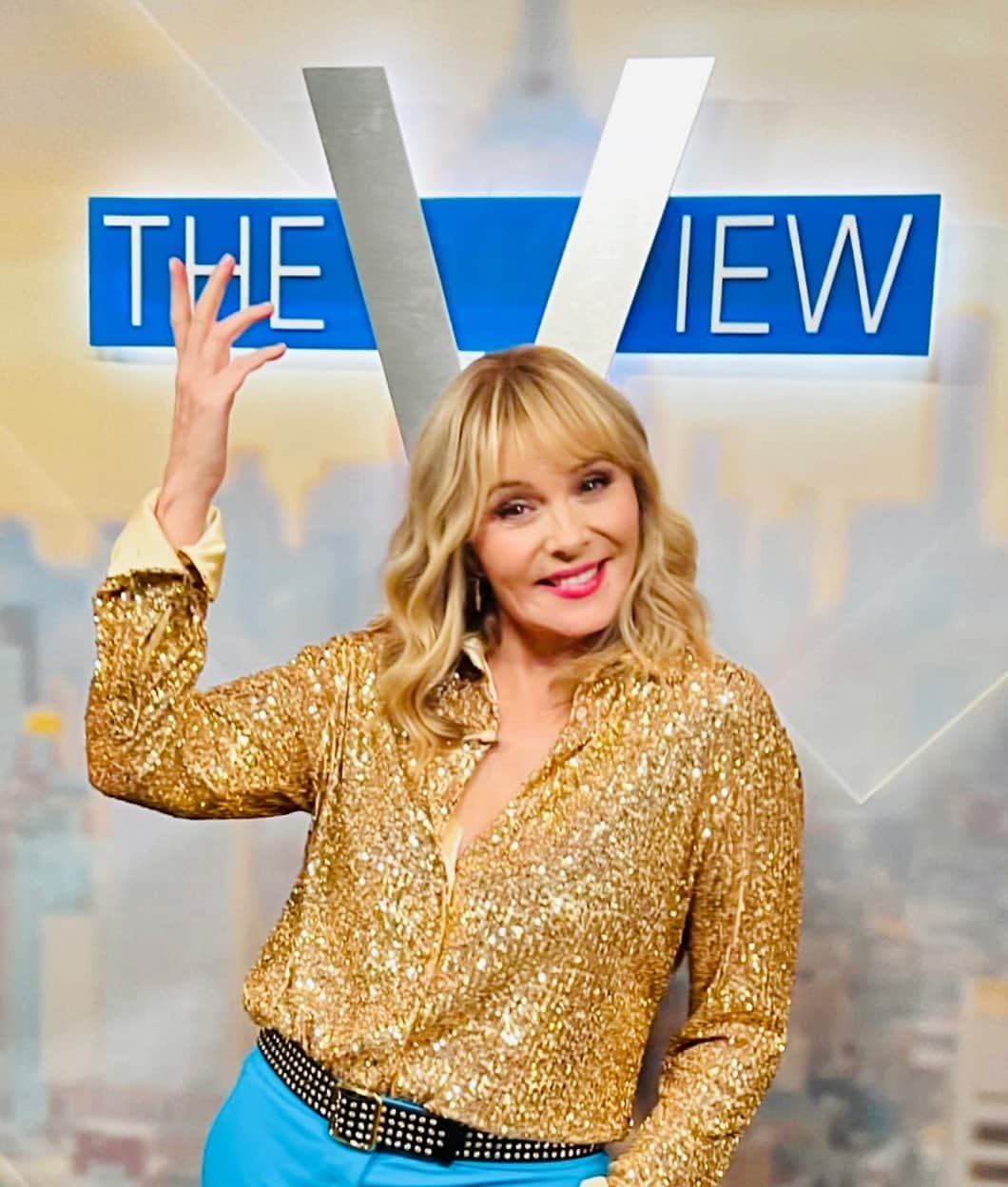 キム・キャトラルのインスタグラム：「Thank you @theviewabc for such a warm and enthusiastic welcome back !! Also for your continuing support 💋❤️  #Glamorous @netflix  @AboutMyFather #Lionsgate」