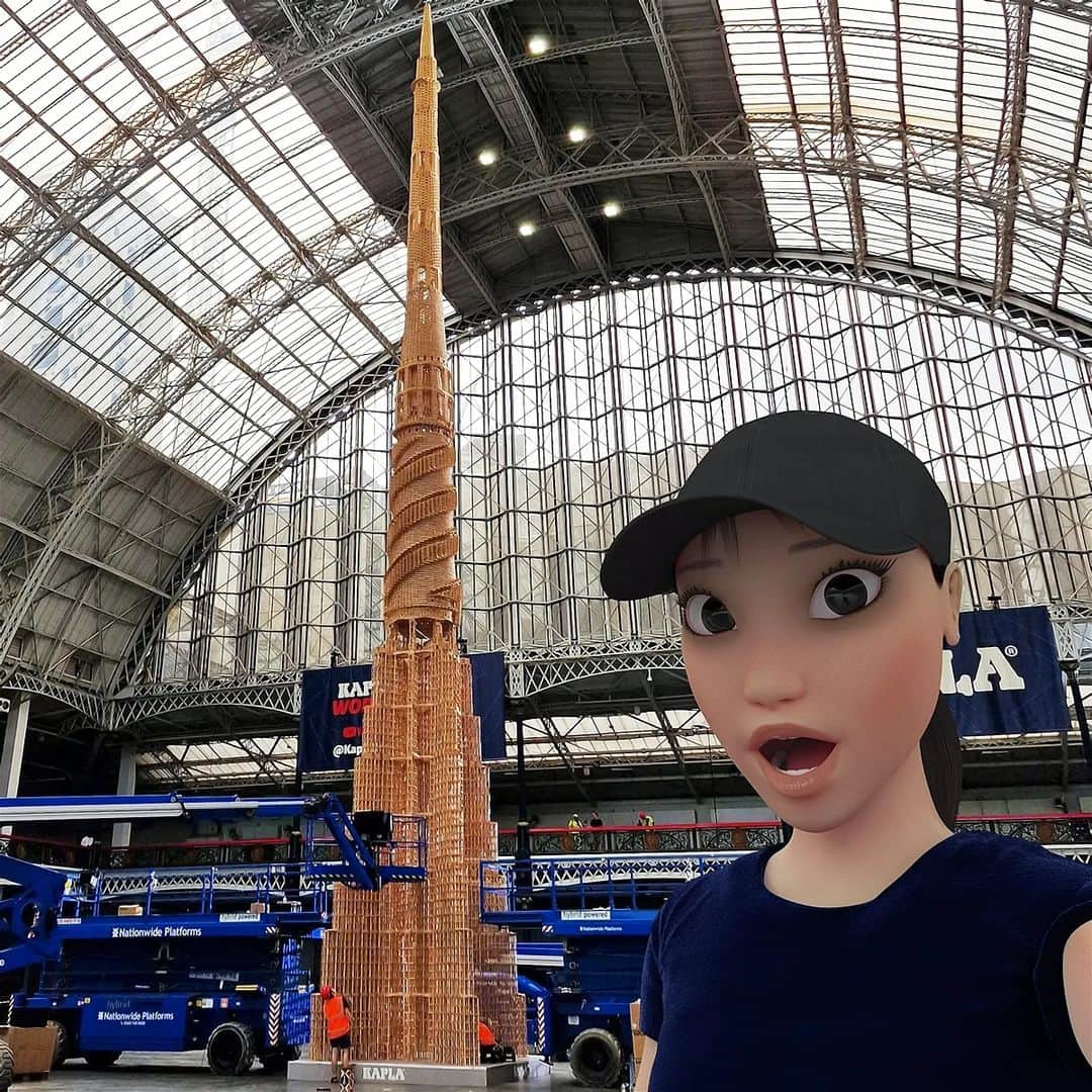 Ami Yamato（ヤマトアミ）さんのインスタグラム写真 - (Ami Yamato（ヤマトアミ）Instagram)「I witnessed a World Record! The tallest tower made from Kapla planks. 27.46m high! Congrats to KaplaBen, @Hevesh5 and their incredible steady-handed team! (Watching it topple down was spectacular!)」6月29日 3時23分 - amiyamato