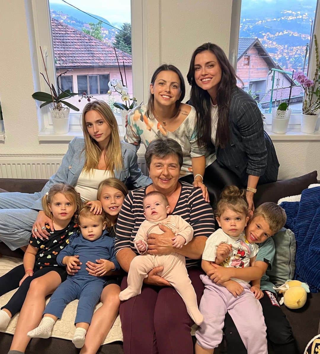 エディン・ジェコのインスタグラム：「Bajram Šerif Mubarek Olsun 🫶🏻  Mama, kćerke i unučad 😍🤲🏻🍀」