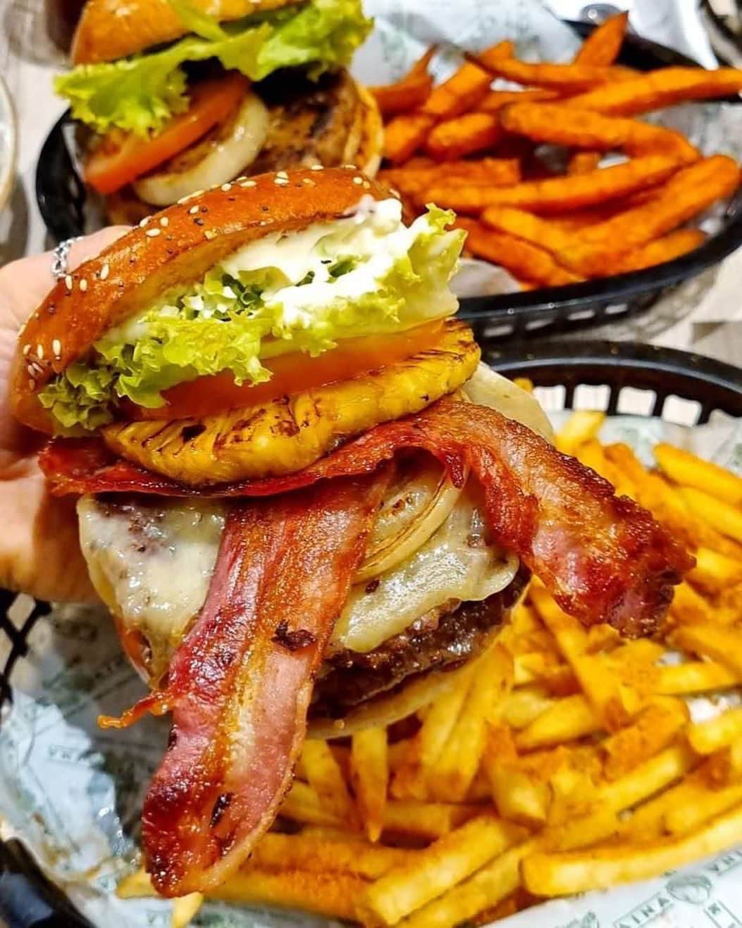 Kua 'Aina UKのインスタグラム：「Forget pineapple on pizza, this burger is where it’s really at!🍍 Join @nickichanlam in adding bacon to our Hawaiian burger for a drool-worthy feast! 🤤  📸 @nickichanlam  . . . . . . . . #kuaaina #kuainaburger #hawaii #hawaiilife #burger #bestburger #carnabylondon #hawaiianfood #londonsbestfood #londonburger #foodporn #burgersofinstagram」