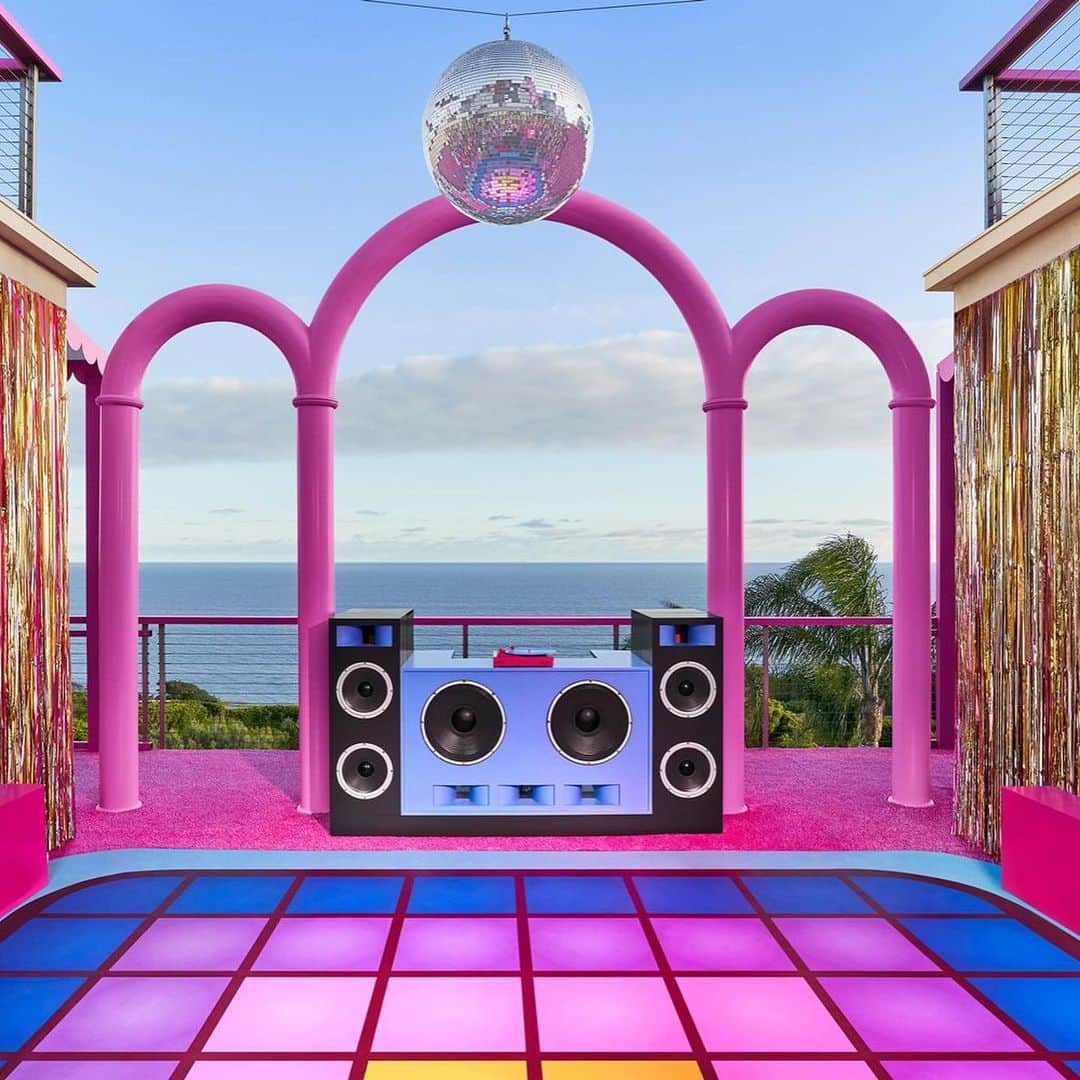 People Magazineさんのインスタグラム写真 - (People MagazineInstagram)「Come on Barbie, let's go to the Malibu dream house. 💖 The oceanfront mansion was previously available to rent on Airbnb in 2019, but has been revamped with a Western flare — and even more pink! — to reflect the style of this stay's new host: Ken! 💕 Get all the details (and see all the photos!) at the link in our bio. ✨ | 📷: Airbnb/Hogwash Studios」6月29日 3時32分 - people