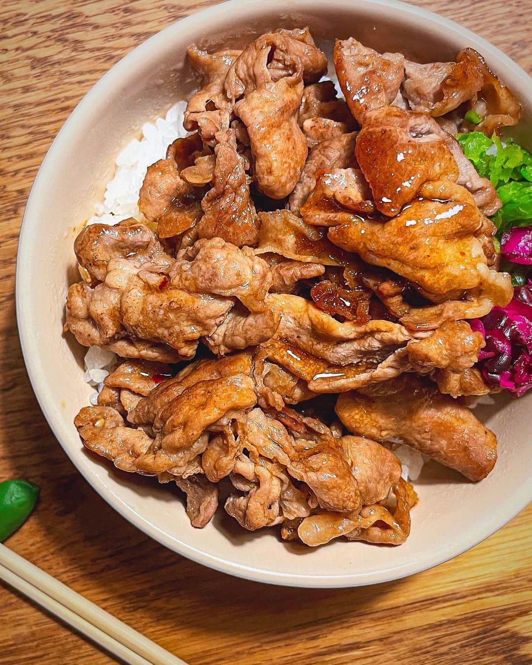 yuxuki wagaのインスタグラム：「こないだ作った焼肉丼美味かったなー 焼肉のタレで作ったので、豚丼ではなく焼肉丼。タレはモランボン。」
