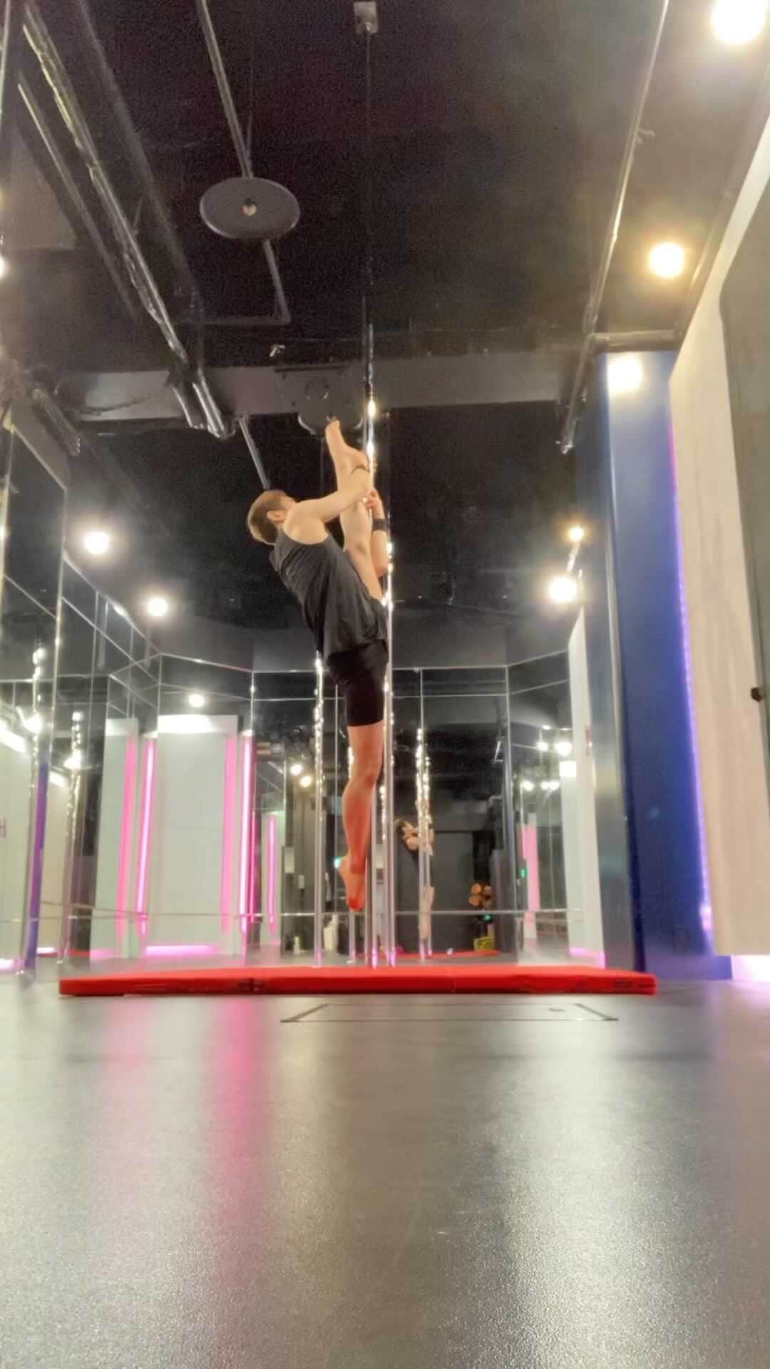 のインスタグラム：「Inspired by @work.with.cha 🙏✨ . . . . . #dance #dancer #performance #performer #pdbackflip #pdsplit #poledancemotivation #polelove #static #poletrickoftheday #pdsplitflip #pdtrick #noa #pop #japan #japanese #tokyo #東京 #roppongi #六本木 #polish #ポールダンス #poledance #ダンス #トレーニング #ポールダンサー #ポールダンス初心者 #carnival #burlesque #cabaret」