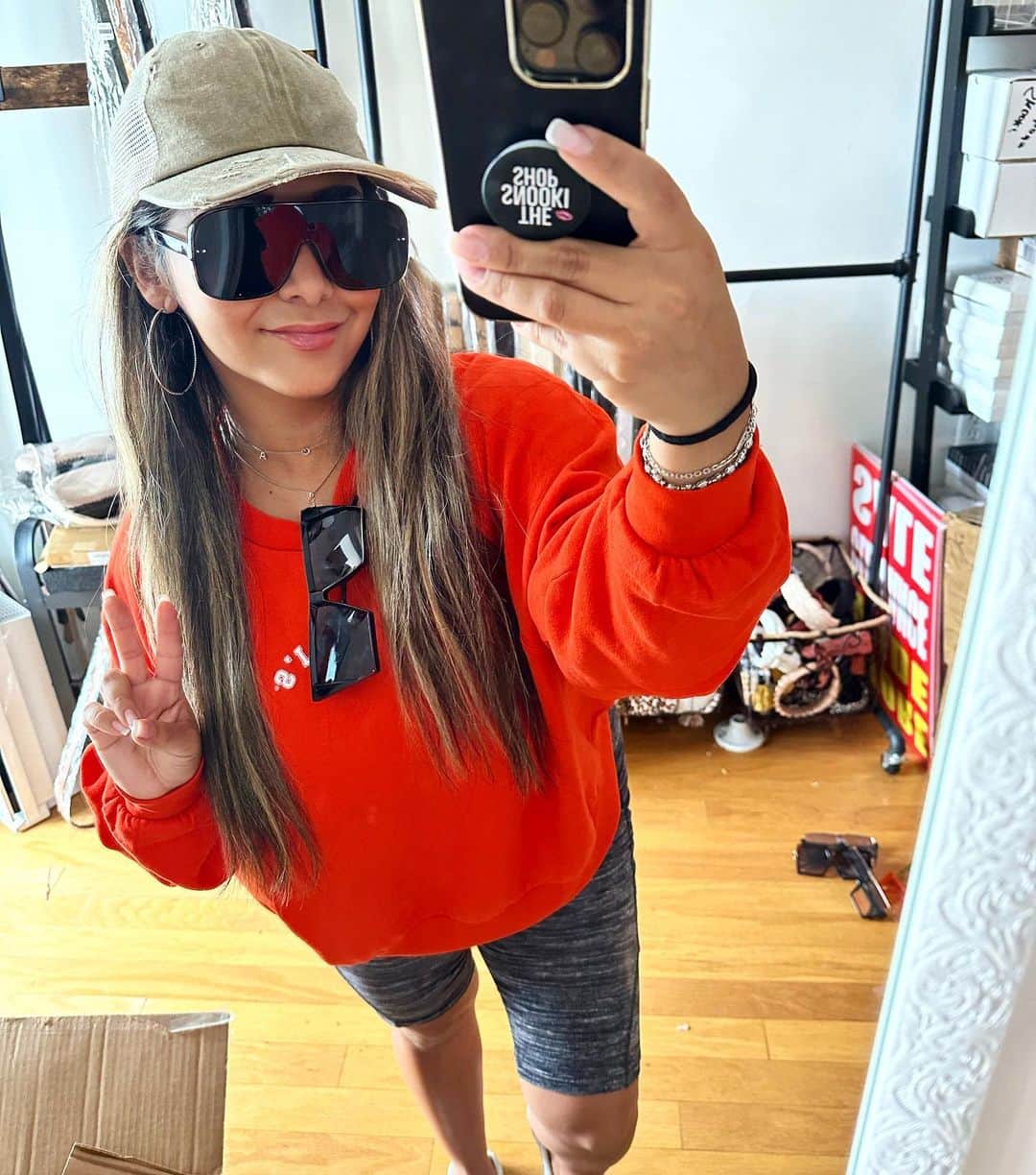 ニコール・ ポリッツィのインスタグラム：「Stealing alllllll of my shades for this weekends festivities ✨ love you @thesnookishop 💋」