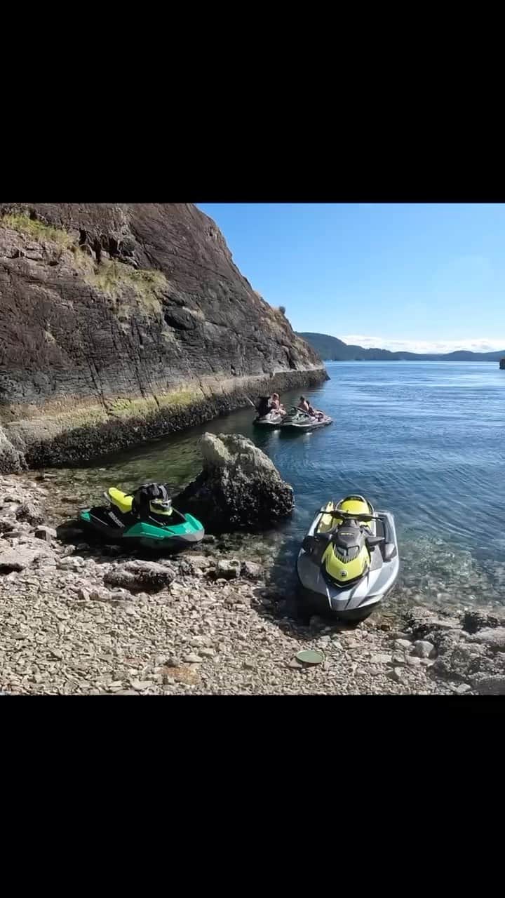ジェイミー・アンダーソンのインスタグラム：「Exploring the Sunshine Coast w/ @seadoo 💙💙💙   Link to full length video in profile…   Subscribe to my YouTube for more adventures w our family! This edit is filmed 100% on @gopro 🫶  At this time, I was just two months prego! 🥰」