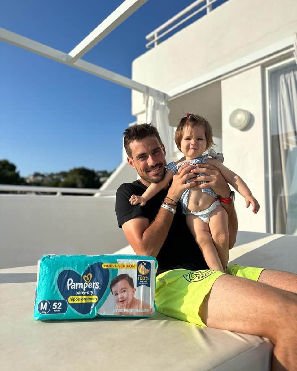 ギド・ページャのインスタグラム：「Con Baby Ari y Stephie nos vinimos al calor pues #TeamVerano y siempre #TeamPampers, gracias a los BabyDry de @pampersargentina , que son súper cómodos y tienen máxima absorción de día y de noche, estamos recorriendo toda la isla sin preocupaciones y, sobre todo, felices!  #ContenidoPatrocinado」