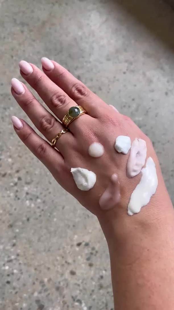 のインスタグラム：「skincare routine in the palm of your hand 🧴🧖‍♀️🫧」