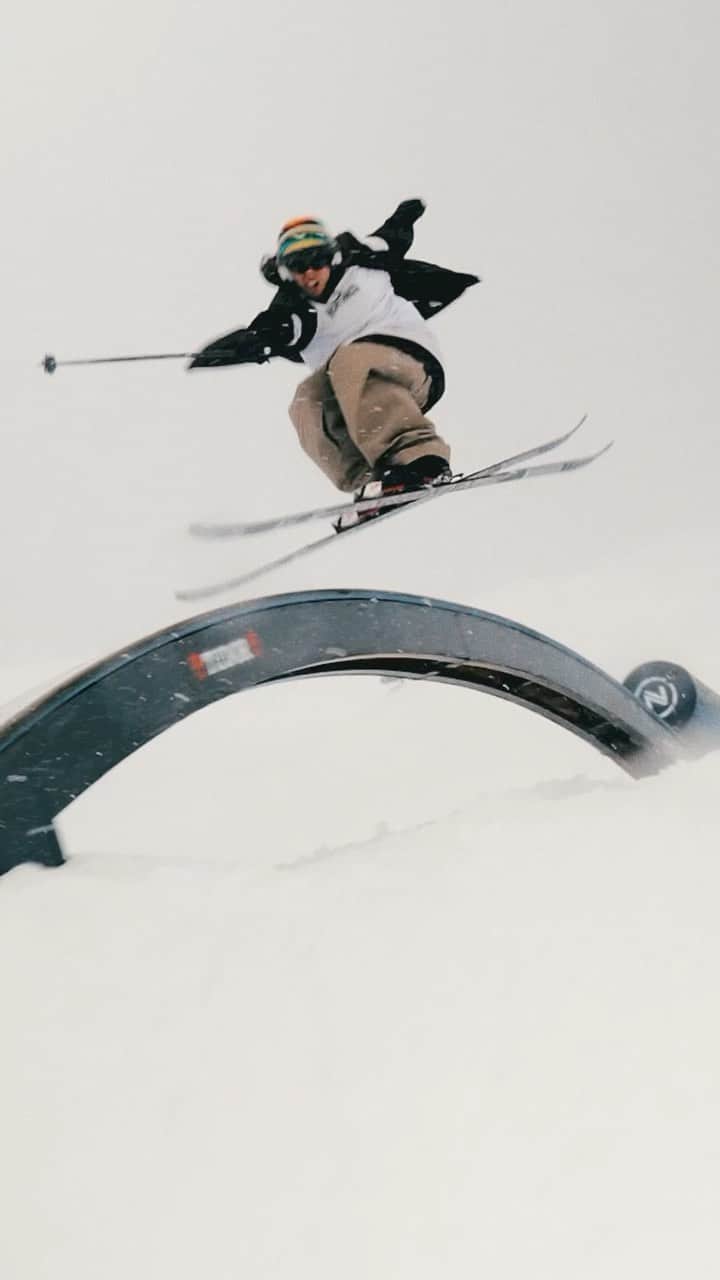 のインスタグラム：「Said it once and we’ll say it again, there’s no one out here doing it like @HHarlaut 👑  Henrik’s newest project “Weekend in Switzerland” is playing now on YouTube. Hit the link in bio to watch an absolute work of art.  #MonsterEnergy #Ski #Skiing」