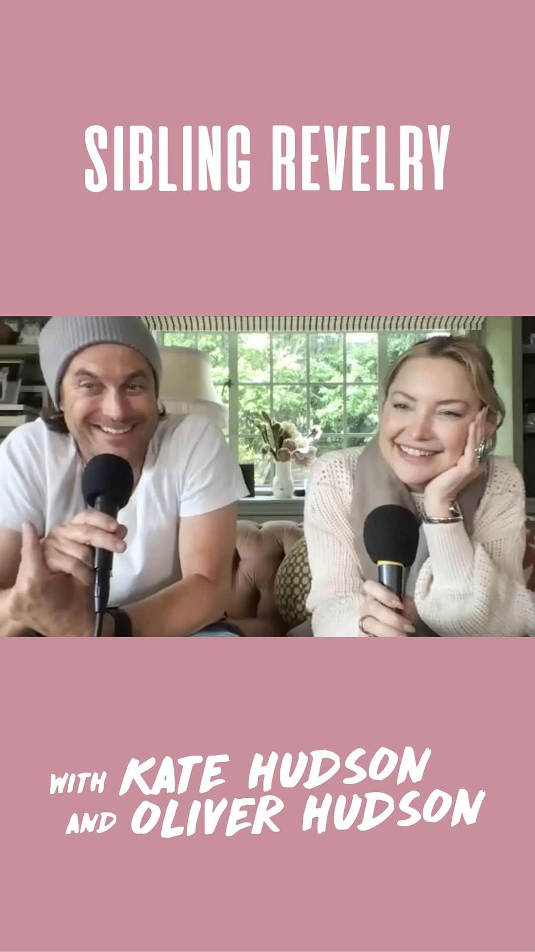 ケイト・ハドソンのインスタグラム：「That’s a wrap on Season 3 of @siblingrevelry! Tune in to a special bonus episode to hear @sethmeyers and @joshdmeyers chat growing up, the dangers of sleepwalking and their new podcast, @familytripspod. Available wherever you listen to podcasts🎙️」