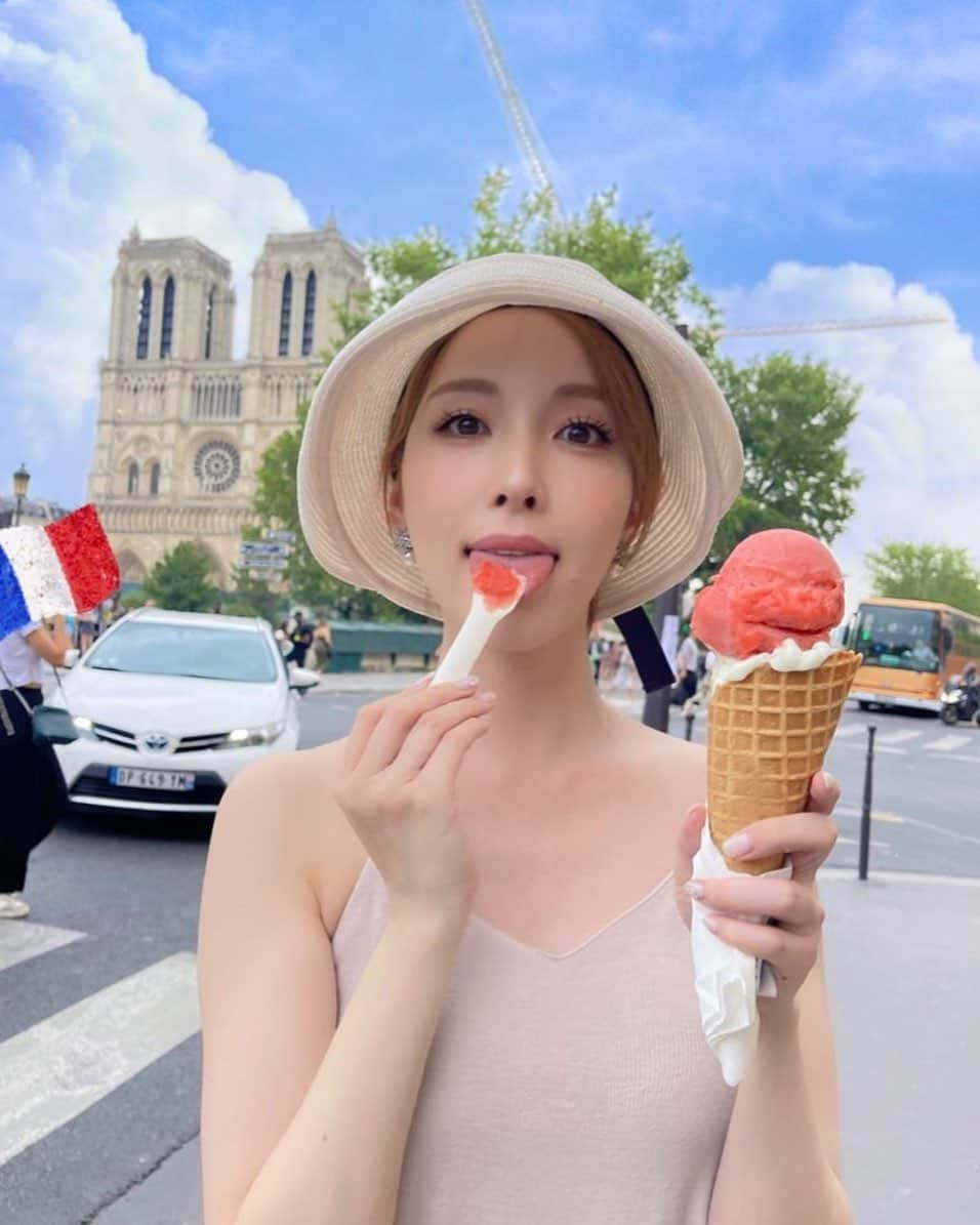 瀬戸早妃のインスタグラム：「bonsoir🍦🇫🇷 みなさんパリのおすすめ教えてくださってありがとうございます❤️  こちらは暑すぎず涼しすぎず過ごしやすい気候で お天気にも恵まれ最高の時間を過ごしています🍦💙 明日は念願の場所へ行くので楽しみ…🎵  また載せますね🥰  #paris #france #NotreDame #2日連続食べたジェラート」