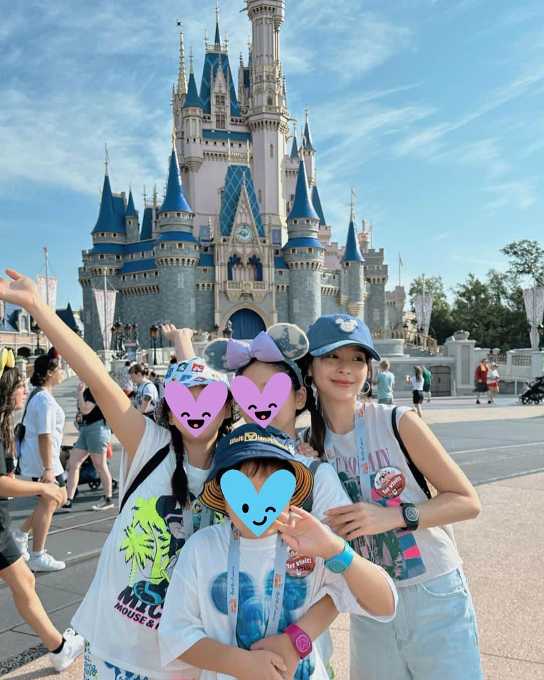 のインスタグラム：「🎂Birthday Trip🎂  初めてフロリダオーランドのディズニーワールドへ✈️ 　 3泊の滞在だったので2日間は VIPプライベートツアーに申し込みました。 (60日前から申し込み開始)  アメリカにいる友達にディズニー代理店を通して細かい予約をしてもらったのですが自分でやったら難しそう🤔 ディズニーに詳しい人なら出来ると思う。  テーマパーク、遊園地、お祭りなど 人混みが苦手で普段なら 2.3時間が限界な私でも、 今回はカナリ楽しめました😆むしろ、 もっとたくさん回りたかった‼️ 10時間ツアーにしたらよかった‼️  4つのパークがあり大規模なので (4つある事自体知らなかったです。何も知らずに行きました)  何がどこにあるかを下調べし、アプリを駆使して予約して炎天下の中並んで移動して、、、っていう作業をしないで良かったから本当に効率よく4つのパークを回れました！！  (調べたり段取りしたり並ぶ時間も含めて好きな人もいるけどわたしは大の苦手なので😭)  日本人の担当者をリクエストしたおかげで 案内も分かりやすくめちゃくちゃ楽しい方でした❣️ 2日目は別の方が来る予定だったけど子供達みんな同じ人がいい！と2日目も無理なお願いを聞いてくださりアテンドしてくださりました😉優しい。  バックステージは普段見ることが出来ないのでめちゃくちゃワクワクしました🫶 来年もこのツアーでこの担当者さんをリクエストしてまたここに来たいなぁ☺️❣️  子供達が大きくなってきて用意とか身の回りの事とか何もする必要がなくなって楽ちん🫶 口うるさくは言ってるけど🗣️  最後の写真は タワーオブテラー🤮 わたしはもちろん乗ってません😝  #wdw」