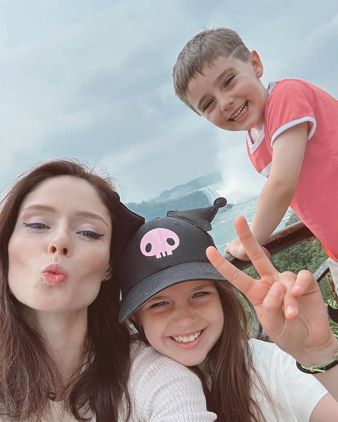 ココ・ロシャのインスタグラム：「Epic first trip to Niagra Falls with my besties! 💕」