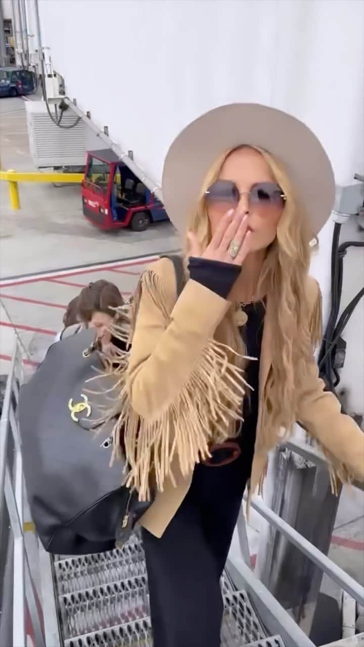 レイチェル・ゾーのインスタグラム：「The best family travel days start with @reserveps that offers a private terminal, luxury suite and car service to board your flight! ✈️ Thank you for the most perfect start to our summer vacation! #onlyatPS」