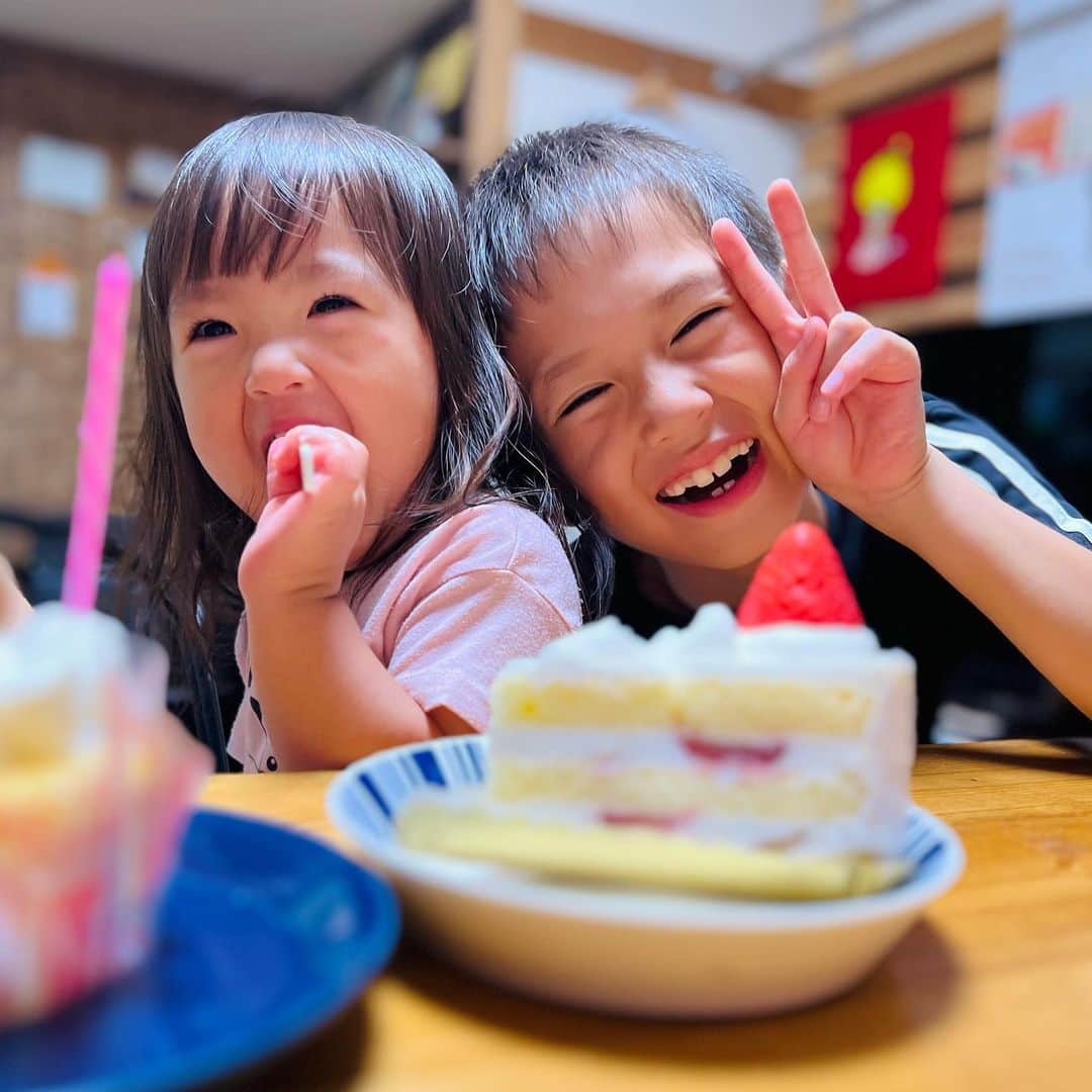 のインスタグラム：「・ 今日はここなちゃんの誕生日‼️2歳になりましたー🎉時の早さがあっという間すぎてビックリです！1歳も沢山の笑顔をくれたここなちゃん‼️2歳も幸せな1年にしましょう✌️ ゆうしくんもお兄ちゃん2歳🎉しっかりお兄ちゃんすぎて僕よりも父ちゃんやってくれてるかもしれませんっ💦 僕も子供たちの成長に置いてかれないよう、頑張って成長に着いてきます🙇‍♂️ ・ 誕生日の様子は後日YouTubeでアップしますのでお楽しみにしててくださいー✌️ゆうしくんが誕生日プレゼントを買ってあげてるとこが見所です‼️ ・  #誕生日 #わたしはここなちゃん #ぼくはゆうしくん #森川やるしかねぇ #ホープマンズ  #息子#子供#育児#育児日記#子育て#パパ#お父さん#ママ#お母さん#親子#プレゼント」
