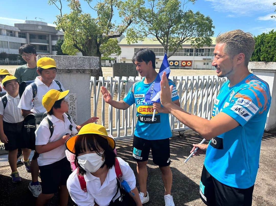 のインスタグラム：「あいさつ運動＆みまもる運動 今日は亀岡小学校。 安全に帰りましょう😁  #fc今治 #突き進め光射す方へ #亀岡小学校 #次はどこの学校かな」