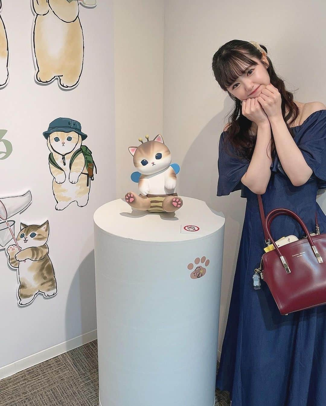 長南舞のインスタグラム：「mofusand展🐈 ほんと癒し空間🫧  お洋服はcherimiさん(@cherimi_official )のワンピースです可愛い\♡︎/  #mofusand #mofusand展 #cherimi #ワンピース #デニムワンピース #fanicon #onepiece」