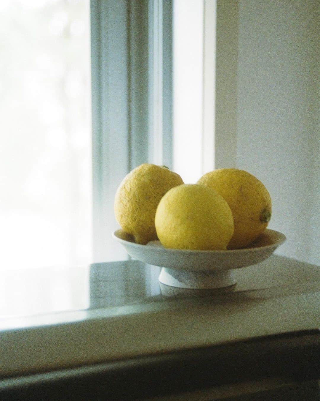 安藤百花のインスタグラム：「今年のおすそわけスパイスレモン🍋   お届けついでにワインで割って飲んだけど サングリアみたいになって美味しかった〜   @momoka_gohan」