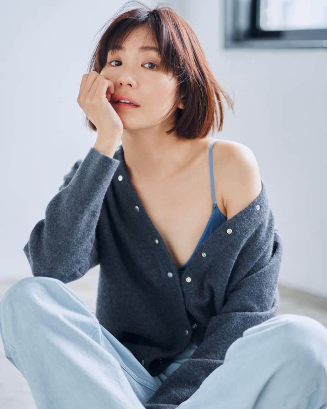 のインスタグラム：「🩵  @thehandsome.official   photographer  @shuuusei_arima  hairmake  @rikaimazeki.hm  styling  @yukoogawaa」