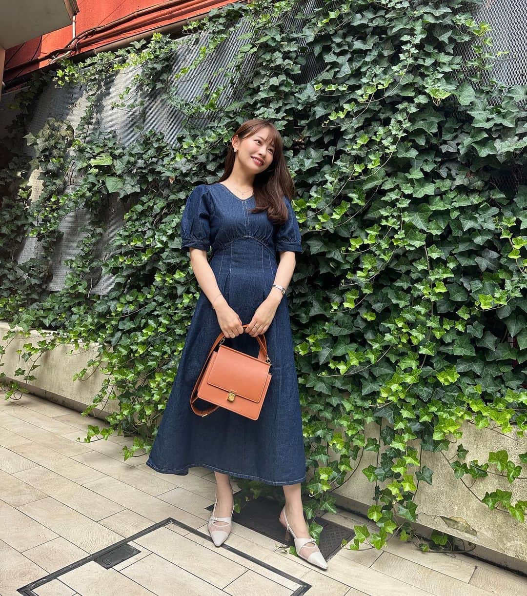 高木由梨奈のインスタグラム：「今まで買ったGRLの商品の中で圧倒的一位のワンピース👗♡  🏷️Vネックタックデニムフレアワンピース ¥2799 Sサイズ  ウエストラインの締まり方、大きすぎないパフスリーブ、しっかりVネックという骨スト優勝すぎるワンピース🥺👏 生地もしっかりしていて高見えすぎる✨  骨ストの皆さん、これは絶対買ってみて欲しい🙌  #grl購入品 #プチプラコーデ #骨格ストレート #骨スト #着痩せコーデ #着痩せワンピース #イエベ秋 #今日のコーデ」