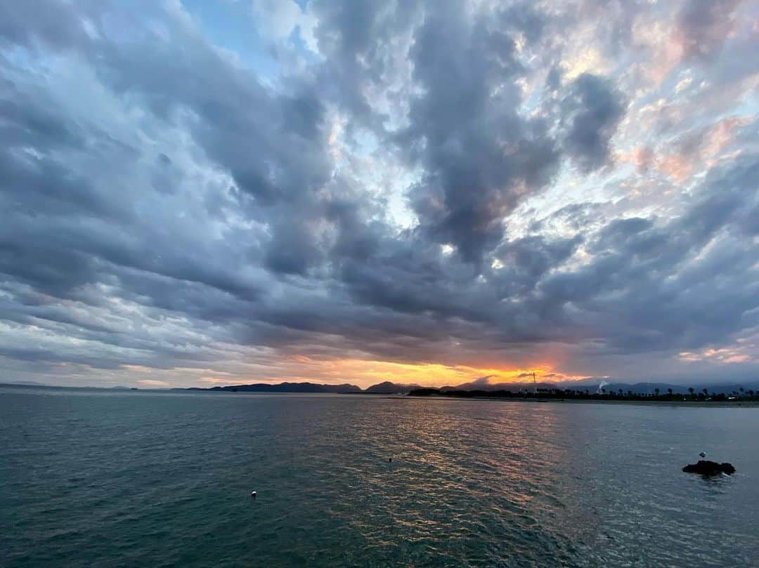 祥吉さんのインスタグラム写真 - (祥吉Instagram)「6月28日(水)19時過ぎの空 雷のバリバリドンっの音にびっくりした昼下がり 停電はしないで🙏と…願いました  #瀬戸内海 #海 #空 #雲 #雨上がり#夕暮れ #夕空」6月28日 19時57分 - akoshokichi