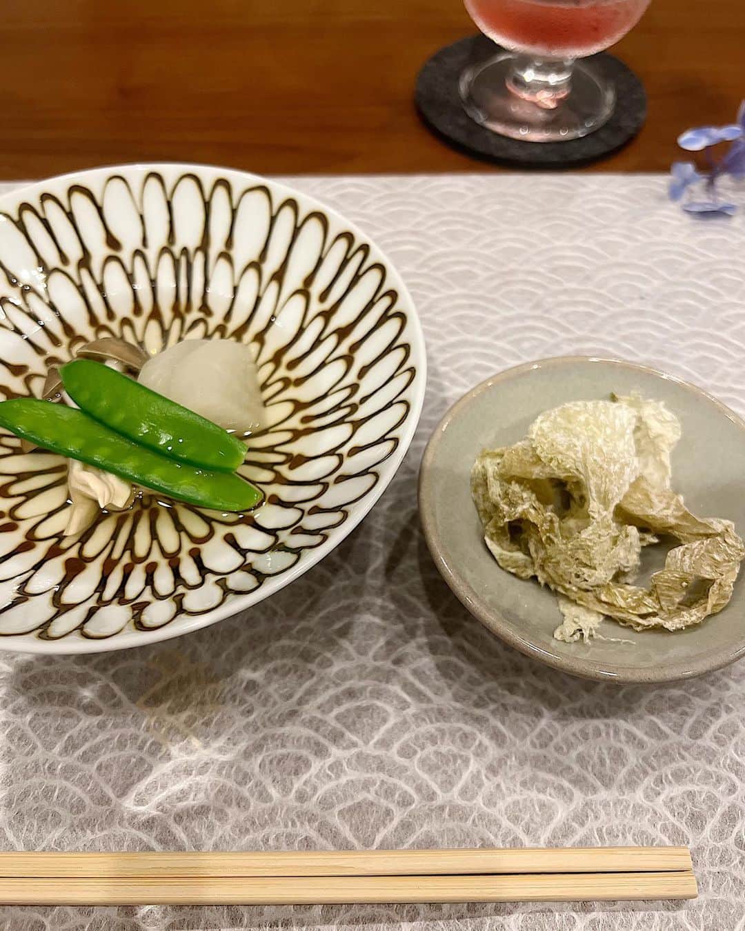 chieko6さんのインスタグラム写真 - (chieko6Instagram)「久々の@koyamasuage  鎌倉の名店にやっと行けた。。 はじめの一皿にまずやられて、 次々と美味しい沼にはまっていく。  名物の若鶏の素揚げは 絶対食べて欲しい逸品、 鶏好きも納得です。  鍋のあとの〆は雑炊。 鶏の澄んだ出汁と野菜の甘さが染み込んでこれまた最高！ 翌日全くもたれないのがいつもすごいと思う。 むしろ身体の中からキレイにしてくれる気がする。  そしてそして、、 みーたんあいちゃんがお祝い🥂してくれました😢💛 元気の出る黄色い花束と、心のこもったメッセージ。 それから健康になるグッズも！！ 本当にありがとう😊 心強き2人がいてくれることに心から感謝です🙏 いつもいつもありがとう💛  @koyamasuage こやまさんも、 あたたかいおもてなしを本当にありがとうございました♡」6月28日 19時58分 - chieko6