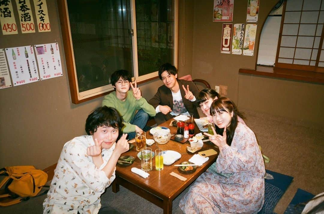 村井の恋さんのインスタグラム写真 - (村井の恋Instagram)「🍭 #スイモラ オフショット 📸  同窓会でクラスメイトのみんなと居酒屋で🍻  Photo by スタイリストさん📷  ／ 🍭#スイートモラトリアム 🍭 第6話をTVerで無料配信中!!📢✨ #Paravi #UNEXT で第7話先行配信中📡 ＼  #鈴原くんと吉崎さんも🌟 #鈴鹿央士 #小西桜子 #田辺桃子 #毎週火曜深夜24時58分から放送中!! #tbs #ドラマストリーム #マンガボックス #新ドラマ #ドラマ #ＴＢＳドラマ」6月28日 20時00分 - tbs_drama_stream