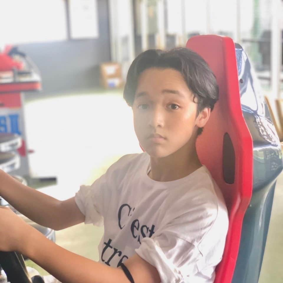 山口太幹のインスタグラム：「バッティングセンターの横に車のレースみたいなのがあったからやってみた!  お父さんとやったんだけど余裕勝ちの顔  #休日の過ごし方 #家族時間 #バッティングセンター #カーレース #ゲーム #体を動かす  #勝利の顔  #山口太幹 #taikiyamaguchi #taikiumipro #宮崎出身 #miyazaki #子役 #俳優 #中学生男子 #中学2年生 #13歳 #歴史好き #謎解き好き #抹茶好き #ビートボックス #バレーボール男子 #海汐プロダクション所属 #アービング所属」