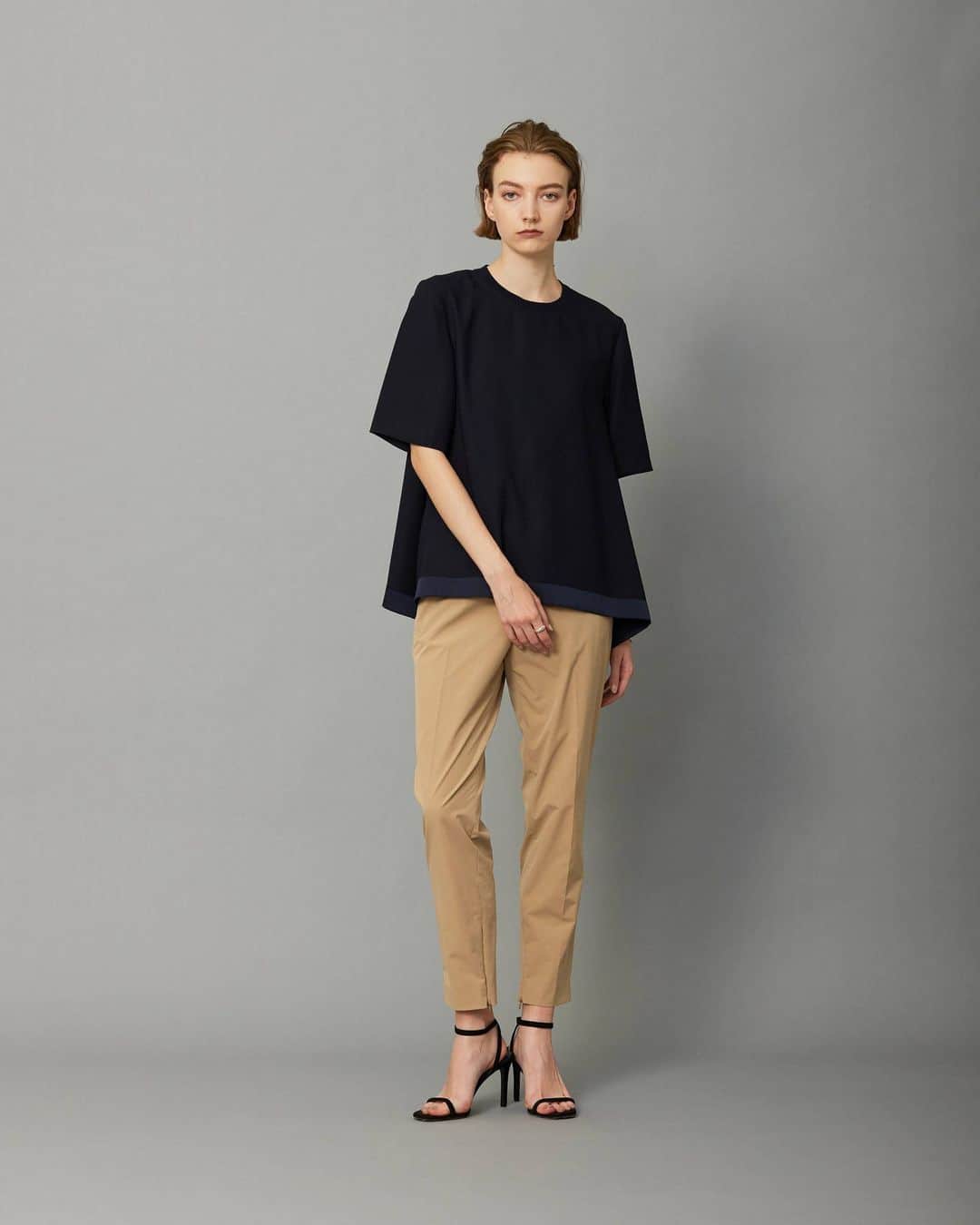 ICB WEB MAGAZINEさんのインスタグラム写真 - (ICB WEB MAGAZINEInstagram)「. ICBの定番人気シリーズ、Fluid Back Satin。 今回は、ドロストパンツ・Tブラウス・ラウンドヘムブラウスの 3アイテムを使った着回しスタイリングをご紹介します。  - T BLOUSE - 　分量感のあるデザインが、一枚気映えを叶えるTブラウス  □ Style 01 知的で上品な印象のネイビーブラウスは ×ベージュで洗練された着こなしに  FluidBackSatin Tブラウス ¥17,930(taxin) プルーフ4WAYタフタ パンツ ¥17,930(taxin)  □ Style 02 同色系のブラウス×ワイドパンツでつくる シンプルながら洒落感漂うワンツーコーデ  FluidBackSatin Tブラウス ¥17,930(taxin) シェルタリングドライオックス ワイドパンツ ¥20,900(taxin)  【Fluid Back Satin着回し7styling】 @icb_jp プロフィールリンクよりご覧いただけます。  #icb #icbstyle #icbjp #onward #onwardcrosset #オンワード #オンワードクローゼット #fashion #通勤コーデ #通勤スタイル #オフィススタイル #オフィスカジュアルコーデ #ootd #オフィスカジュアル #シンプルコーデ #大人カジュアル #春夏コーデ #シンプルファッション #お仕事服 #ブラウス #ブラウスコーデ #Tブラウス #Tブラウスコーデ #デザイントップス #デザイントップスコーデ  #トーナルコーデ  #ワントーンコーデ」6月28日 20時03分 - icb_jp