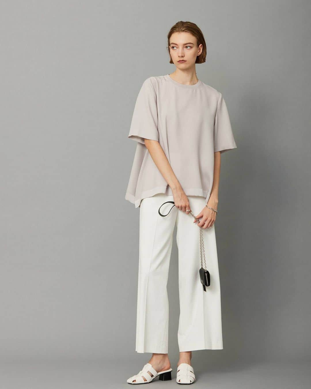 ICB WEB MAGAZINEさんのインスタグラム写真 - (ICB WEB MAGAZINEInstagram)「. ICBの定番人気シリーズ、Fluid Back Satin。 今回は、ドロストパンツ・Tブラウス・ラウンドヘムブラウスの 3アイテムを使った着回しスタイリングをご紹介します。  - T BLOUSE - 　分量感のあるデザインが、一枚気映えを叶えるTブラウス  □ Style 01 知的で上品な印象のネイビーブラウスは ×ベージュで洗練された着こなしに  FluidBackSatin Tブラウス ¥17,930(taxin) プルーフ4WAYタフタ パンツ ¥17,930(taxin)  □ Style 02 同色系のブラウス×ワイドパンツでつくる シンプルながら洒落感漂うワンツーコーデ  FluidBackSatin Tブラウス ¥17,930(taxin) シェルタリングドライオックス ワイドパンツ ¥20,900(taxin)  【Fluid Back Satin着回し7styling】 @icb_jp プロフィールリンクよりご覧いただけます。  #icb #icbstyle #icbjp #onward #onwardcrosset #オンワード #オンワードクローゼット #fashion #通勤コーデ #通勤スタイル #オフィススタイル #オフィスカジュアルコーデ #ootd #オフィスカジュアル #シンプルコーデ #大人カジュアル #春夏コーデ #シンプルファッション #お仕事服 #ブラウス #ブラウスコーデ #Tブラウス #Tブラウスコーデ #デザイントップス #デザイントップスコーデ  #トーナルコーデ  #ワントーンコーデ」6月28日 20時03分 - icb_jp