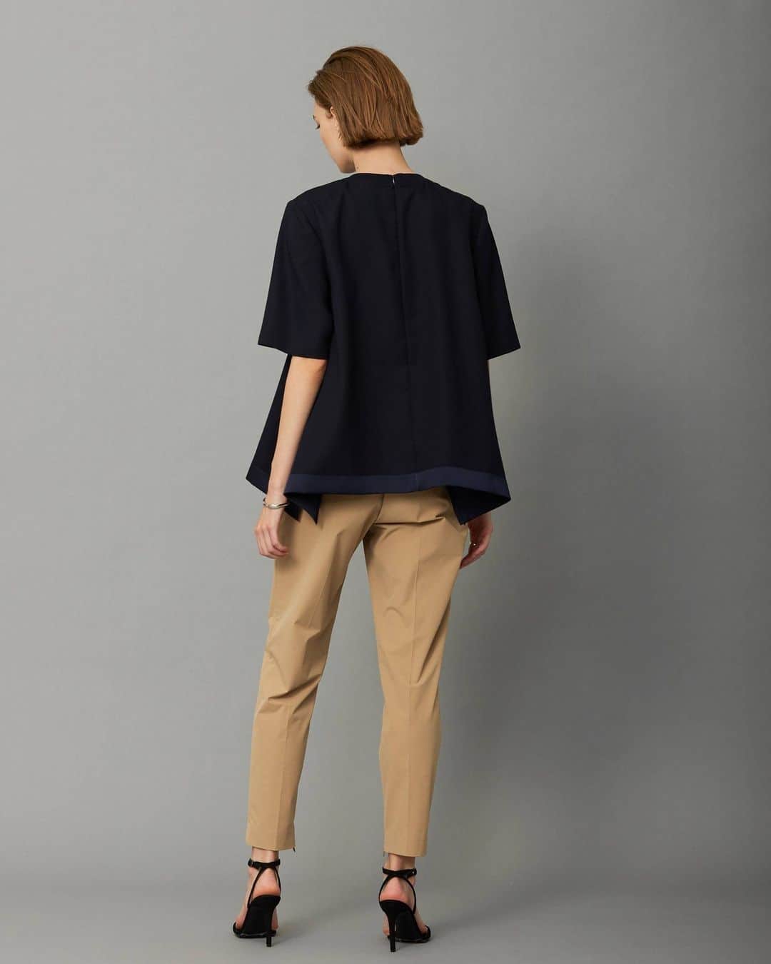 ICB WEB MAGAZINEさんのインスタグラム写真 - (ICB WEB MAGAZINEInstagram)「. ICBの定番人気シリーズ、Fluid Back Satin。 今回は、ドロストパンツ・Tブラウス・ラウンドヘムブラウスの 3アイテムを使った着回しスタイリングをご紹介します。  - T BLOUSE - 　分量感のあるデザインが、一枚気映えを叶えるTブラウス  □ Style 01 知的で上品な印象のネイビーブラウスは ×ベージュで洗練された着こなしに  FluidBackSatin Tブラウス ¥17,930(taxin) プルーフ4WAYタフタ パンツ ¥17,930(taxin)  □ Style 02 同色系のブラウス×ワイドパンツでつくる シンプルながら洒落感漂うワンツーコーデ  FluidBackSatin Tブラウス ¥17,930(taxin) シェルタリングドライオックス ワイドパンツ ¥20,900(taxin)  【Fluid Back Satin着回し7styling】 @icb_jp プロフィールリンクよりご覧いただけます。  #icb #icbstyle #icbjp #onward #onwardcrosset #オンワード #オンワードクローゼット #fashion #通勤コーデ #通勤スタイル #オフィススタイル #オフィスカジュアルコーデ #ootd #オフィスカジュアル #シンプルコーデ #大人カジュアル #春夏コーデ #シンプルファッション #お仕事服 #ブラウス #ブラウスコーデ #Tブラウス #Tブラウスコーデ #デザイントップス #デザイントップスコーデ  #トーナルコーデ  #ワントーンコーデ」6月28日 20時03分 - icb_jp