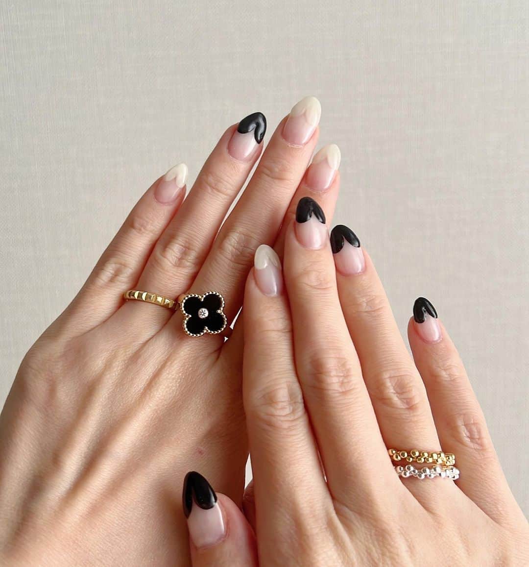 *✭ᏋണᎥ✭*さんのインスタグラム写真 - (*✭ᏋണᎥ✭*Instagram)「new nail☺︎ ㅤㅤㅤㅤㅤㅤㅤㅤ @reeechan419 リーちゃんのネイルが とっても可愛くて、お揃いにさせて貰いました♥️ ㅤㅤㅤㅤㅤㅤㅤㅤㅤㅤㅤㅤㅤㅤㅤㅤㅤㅤㅤㅤㅤㅤㅤㅤ 可愛過ぎてお気に入り🥰  #nail#nailart #nails #newnails #ネイル#ネイルデザイン #シンプルネイル #ジェルネイル #ハートネイル#ヴァンクリーフ #ヴァンクリ#アルハンブラ」6月28日 20時03分 - emiliopucci__