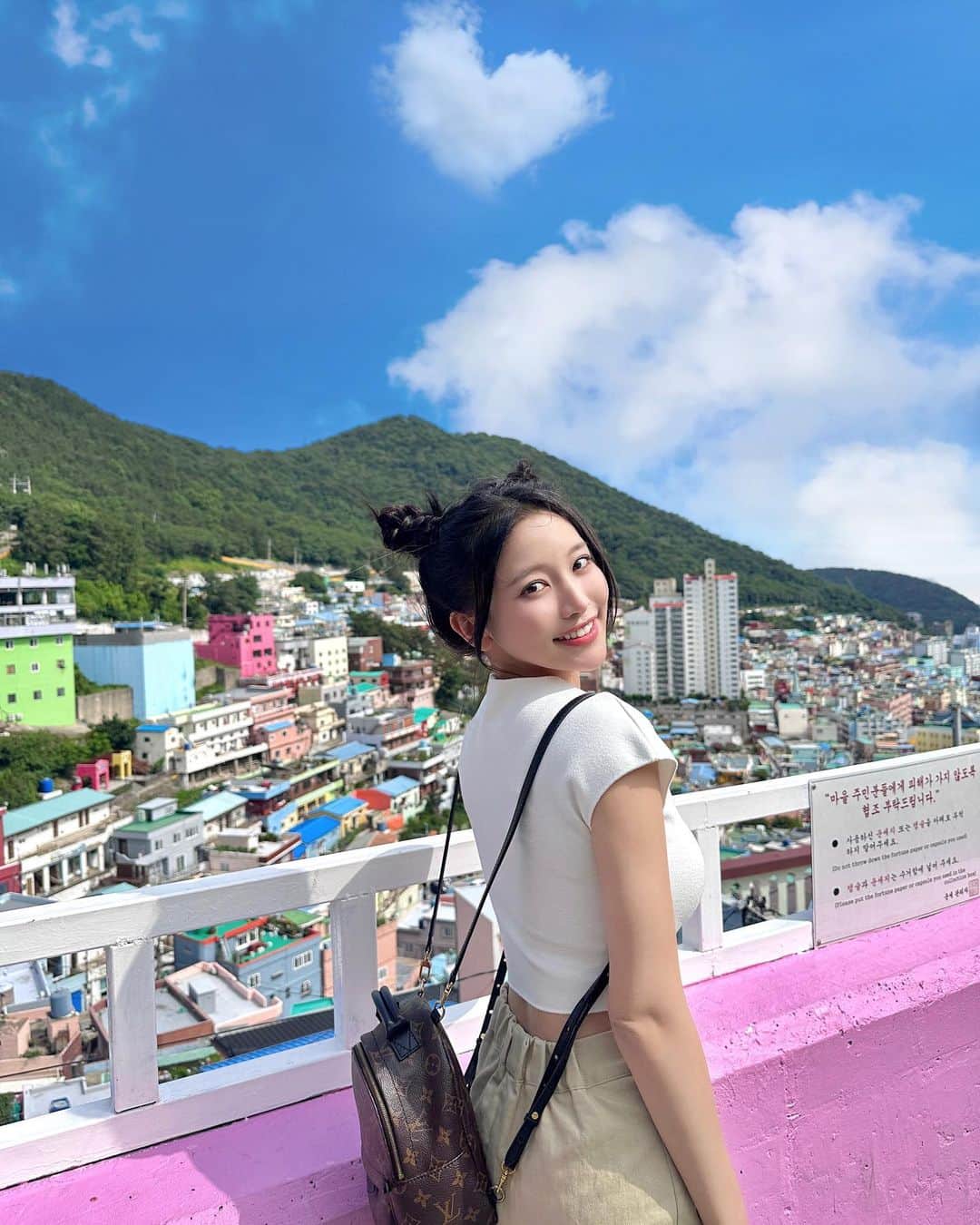 蔡瑞雪（Ruixue Tsai）さんのインスタグラム写真 - (蔡瑞雪（Ruixue Tsai）Instagram)「你們有發現照片中隱藏的亮點嗎？🤍 今天是勵志要成為釜山遊戲王的一天 錄影抽空拍幾張旅遊照🫶🏻⛄️ 謝謝可愛的大元&花花愛的視角٩(˃̶͈̀௰˂̶͈́)و  #釜山 #busan」6月28日 20時12分 - snowbabyq