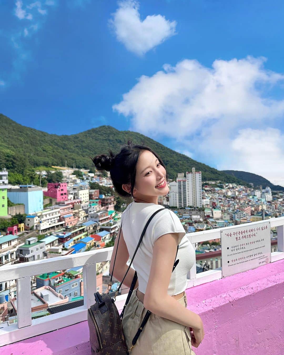 蔡瑞雪（Ruixue Tsai）さんのインスタグラム写真 - (蔡瑞雪（Ruixue Tsai）Instagram)「你們有發現照片中隱藏的亮點嗎？🤍 今天是勵志要成為釜山遊戲王的一天 錄影抽空拍幾張旅遊照🫶🏻⛄️ 謝謝可愛的大元&花花愛的視角٩(˃̶͈̀௰˂̶͈́)و  #釜山 #busan」6月28日 20時12分 - snowbabyq